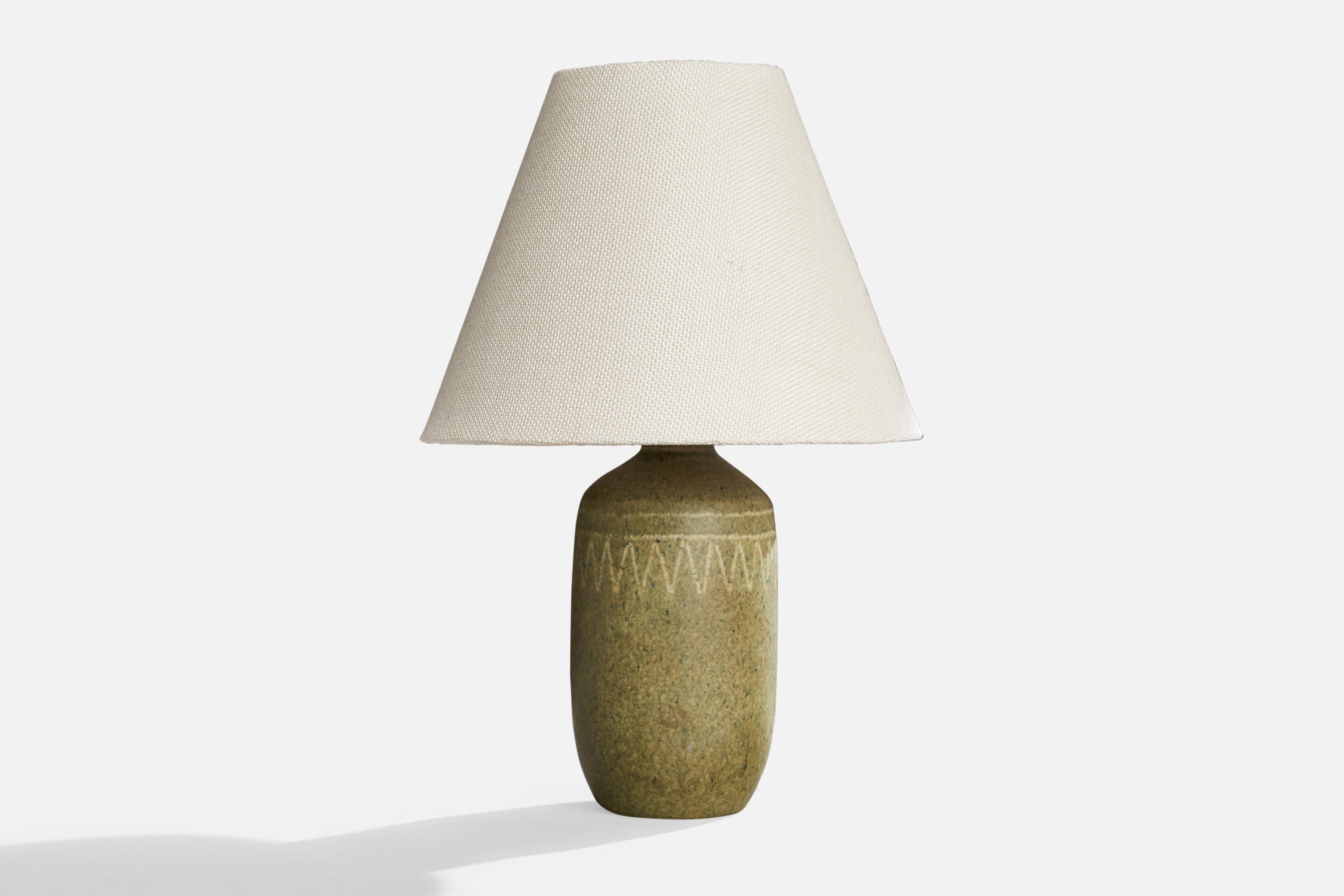 Lampe de table en grès émaillé vert, conçue et produite en Suède, c.C. 1970.

Dimensions de la lampe (pouces) : 8.7