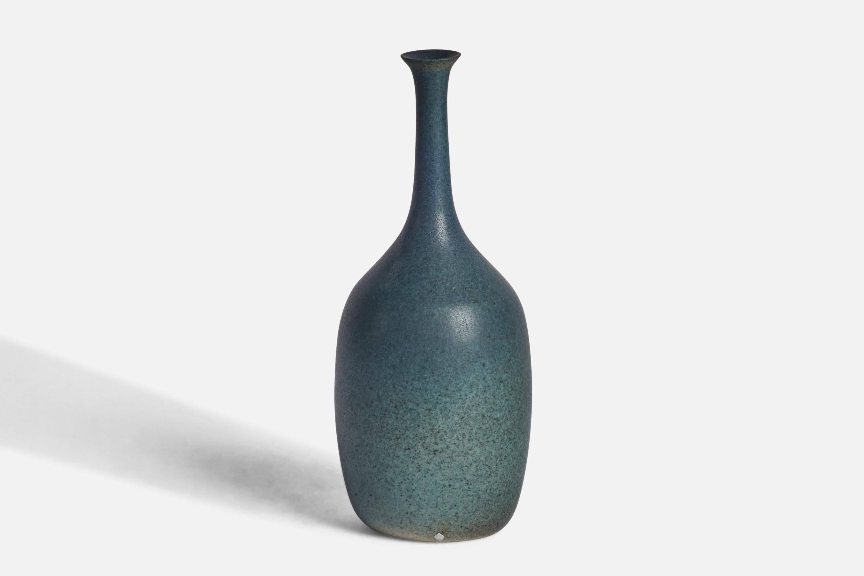 Vaso in gres smaltato blu progettato e prodotto da Agne Aronsson, Svezia, anni '60 circa.