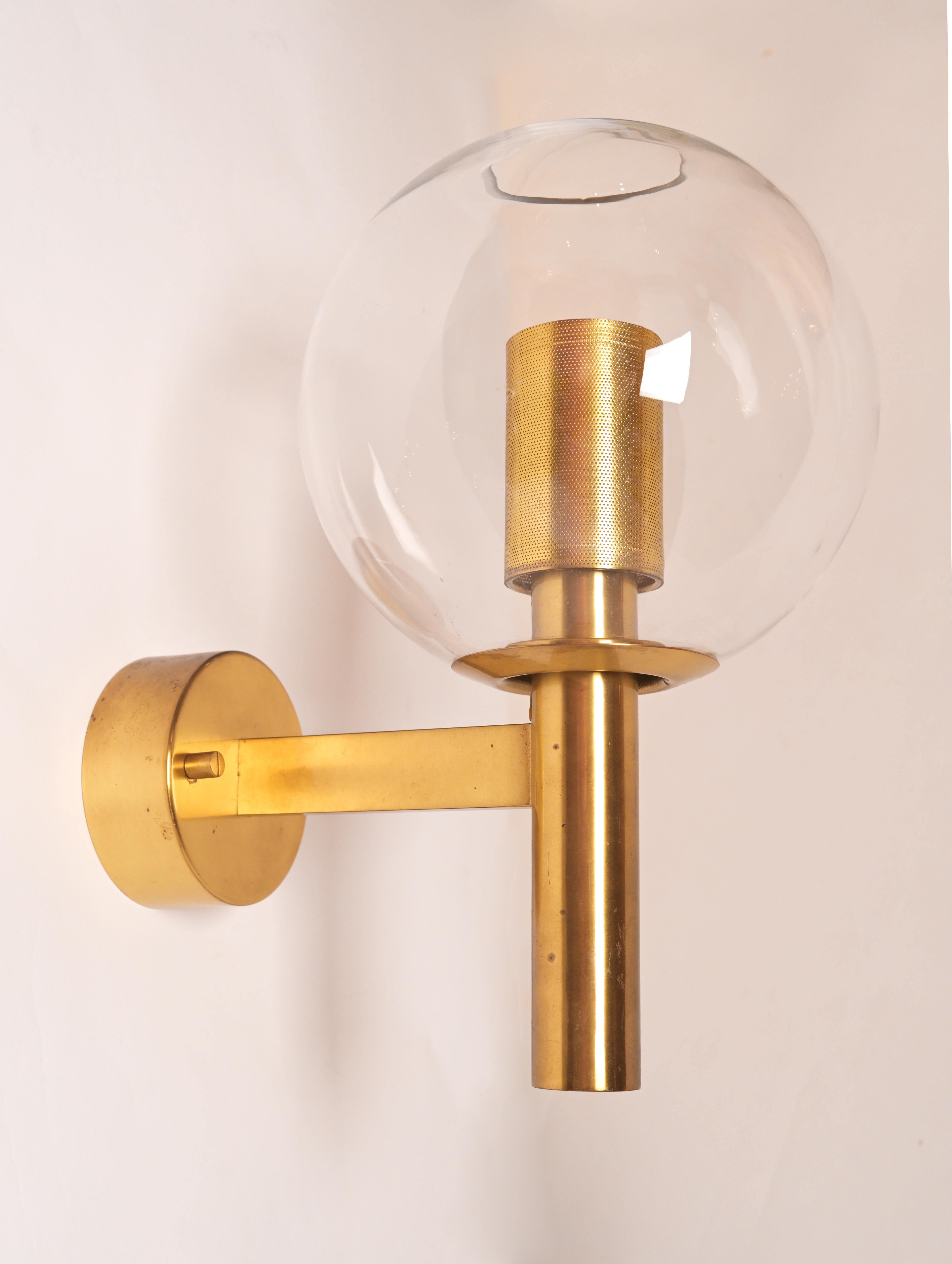 Midcentury Hans-Agne Jakobsson v 80 Wall Sconces In Good Condition For Sale In New York, NY