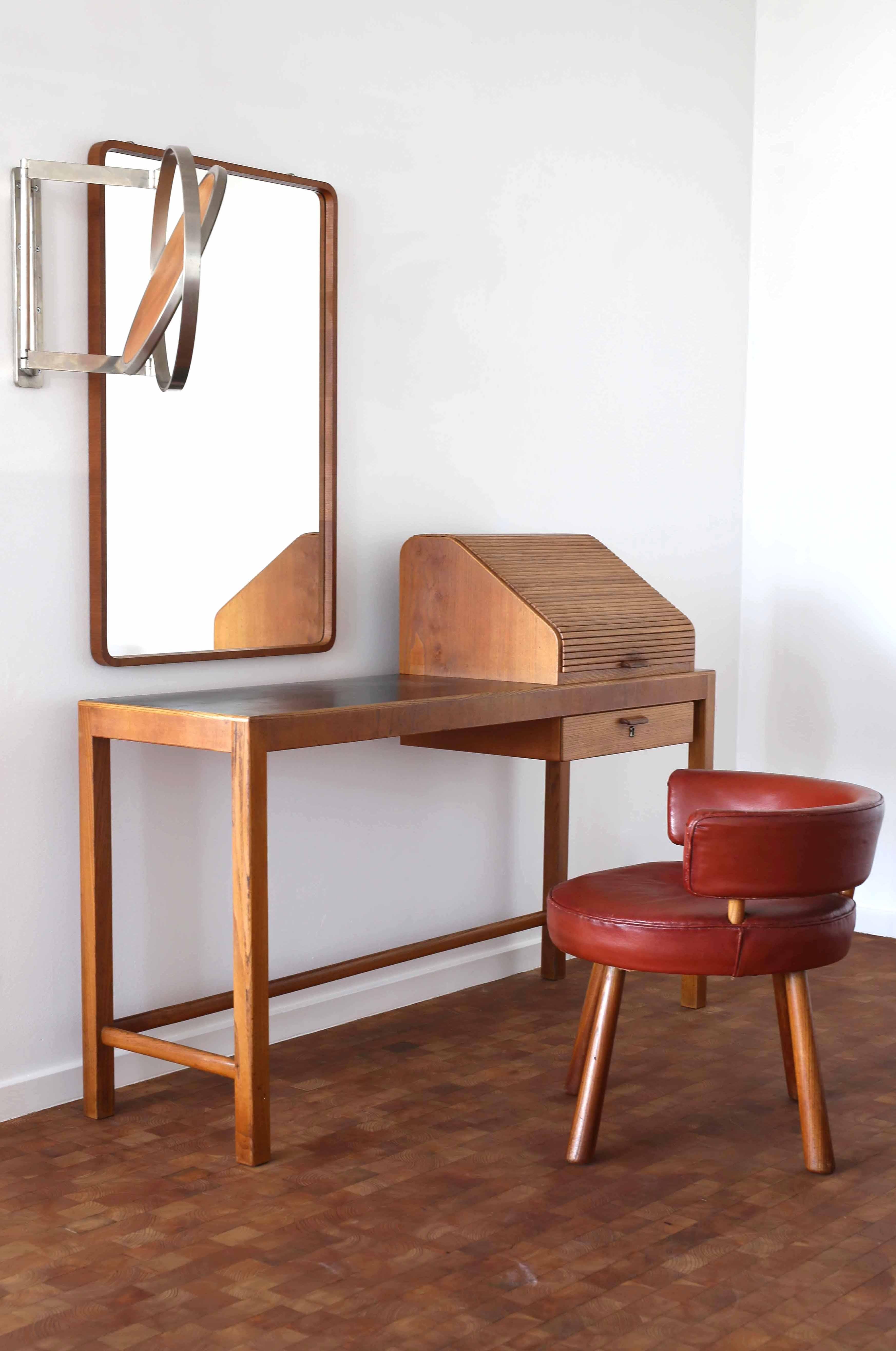 Rara suite da toilette in olmo di Agner Christoffersen progettata nel 1936 e realizzata dall'ebanista N.C. Christoffersen, Danimarca. 

La suite è composta da una scrivania con piano in formica nera, porta a tamburo e cassetto, carta da parati