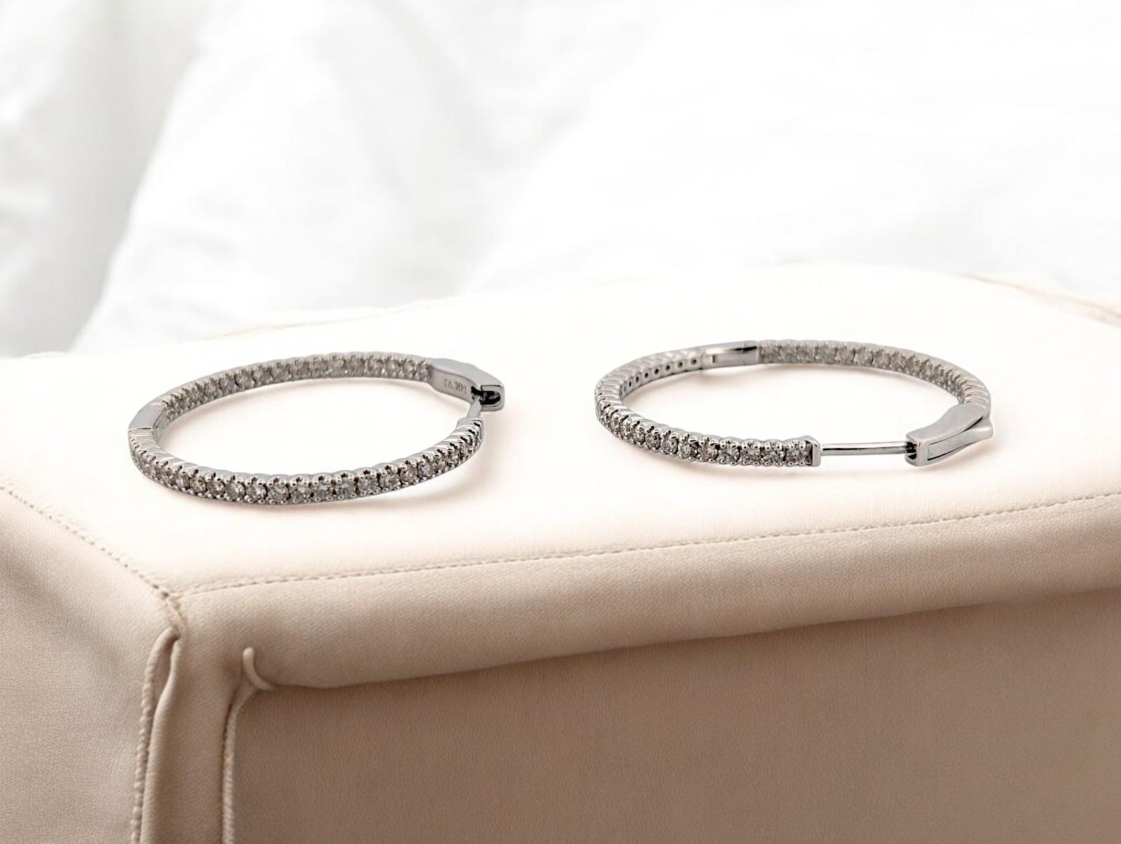 Agnes è un'espressione di eleganza senza tempo: questi orecchini a cerchio in oro bianco 14 carati presentano un'incastonatura di diamanti che mostra un peso totale di 1,00 carati (TCW) di diamanti naturali. Lo scintillio è visibile da ogni