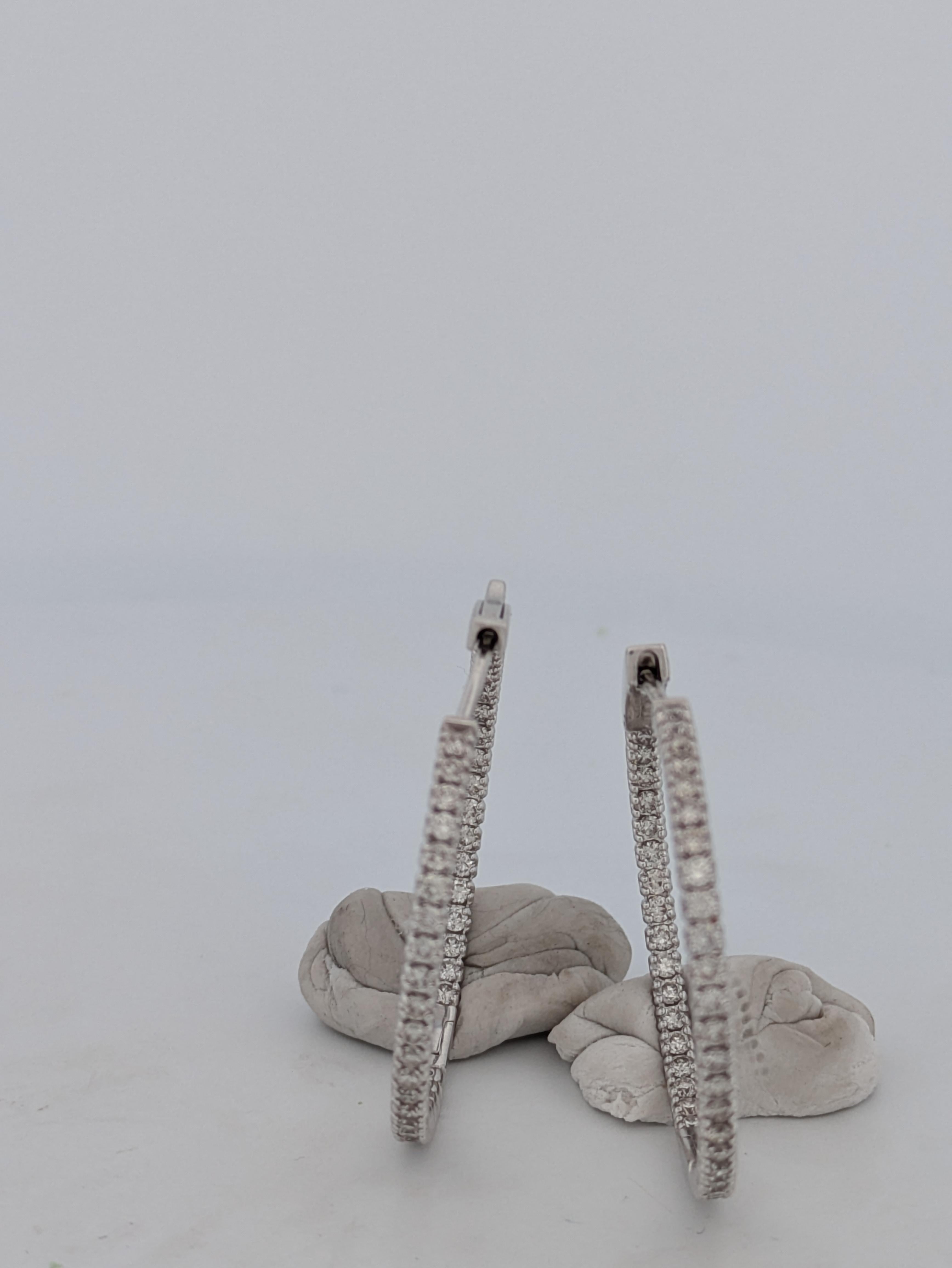 Taglio rotondo Agnes  Orecchini a cerchio con diamanti in oro bianco 14K  Cerchi Diamond In and Out in vendita