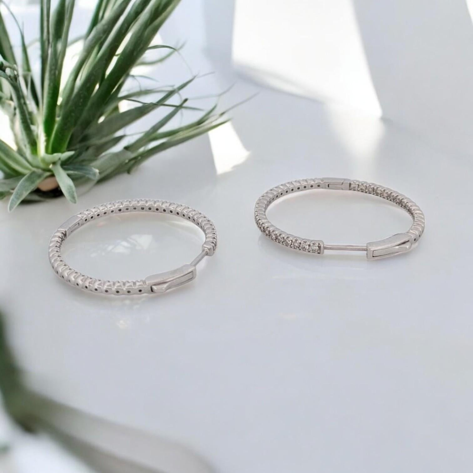Donna Agnes  Orecchini a cerchio con diamanti in oro bianco 14K  Cerchi Diamond In and Out in vendita