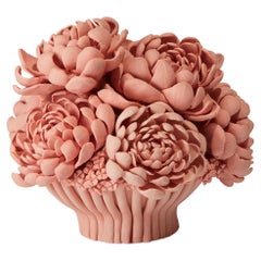 Agnes, centre de table sculptural à fleurs en porcelaine rose corail de Vanessa Hogge