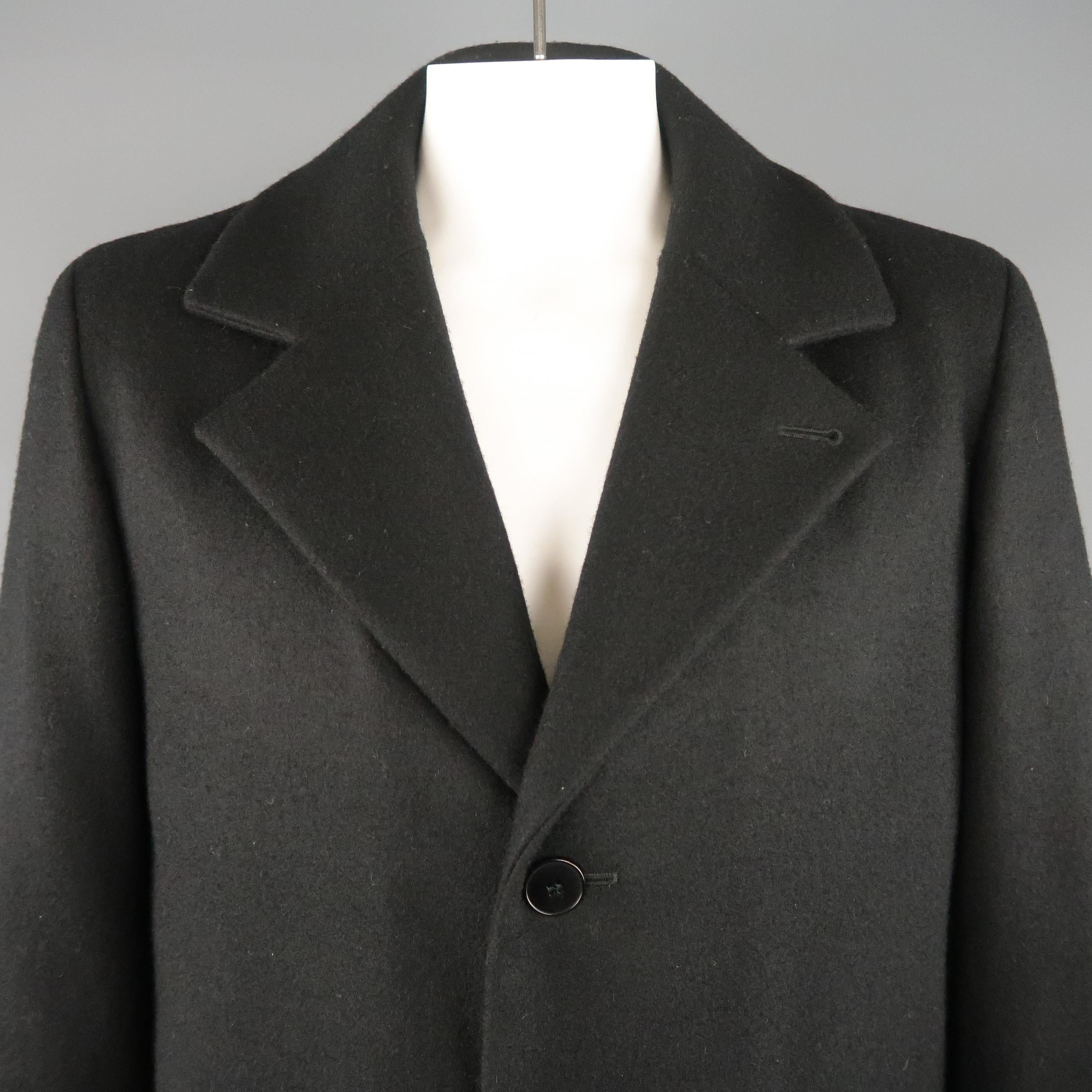 AGNES B. pea coat comes in black wool with a pointed lapel, single breasted, three button closure, slanted pockets, and quilted liner. Made in France.
 
Excellent Pre-Owned Condition.
Marked: IT 54
 
Measurements:
 
Shoulder: 20 in.
Chest: 48