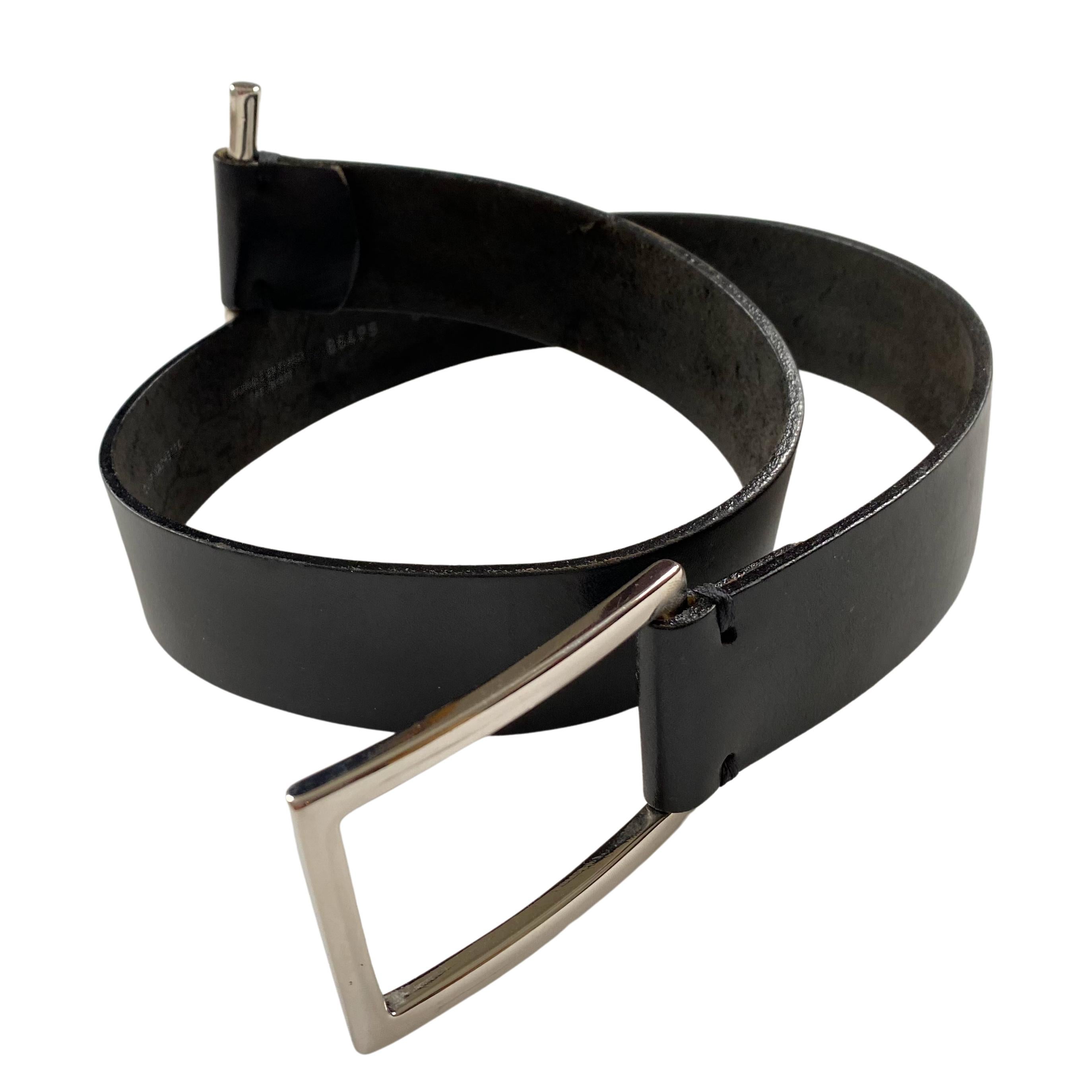 Make every outfit a très chic statement with this stylish agnès b. belt.

Bold, modern yet understated.
Material: cow-hide leather (Cuir Vachette)  
1.5