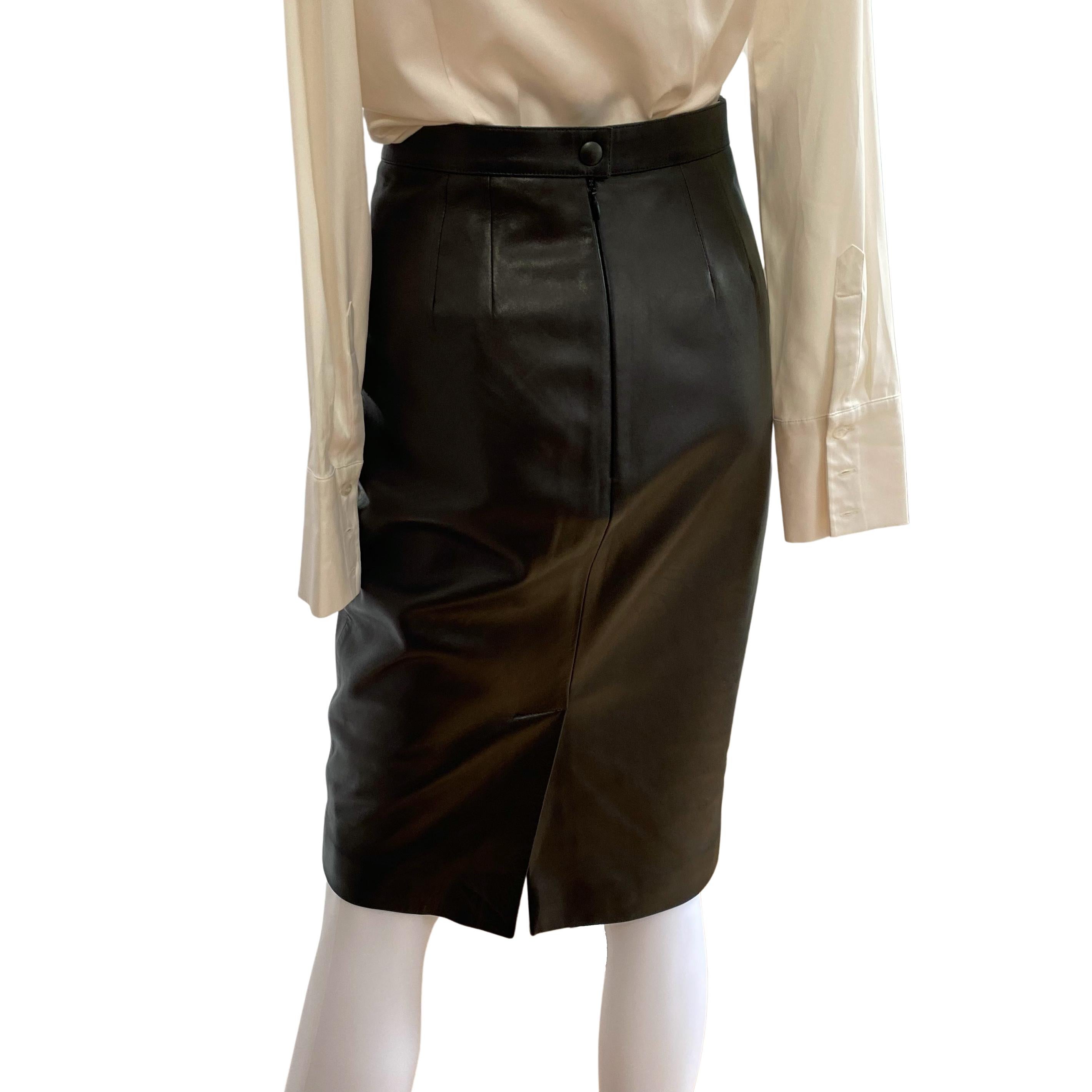 AGNÈS B. Made in France Lambskin Black Leather Skirt with Pockets In Excellent Condition For Sale In Boston, MA