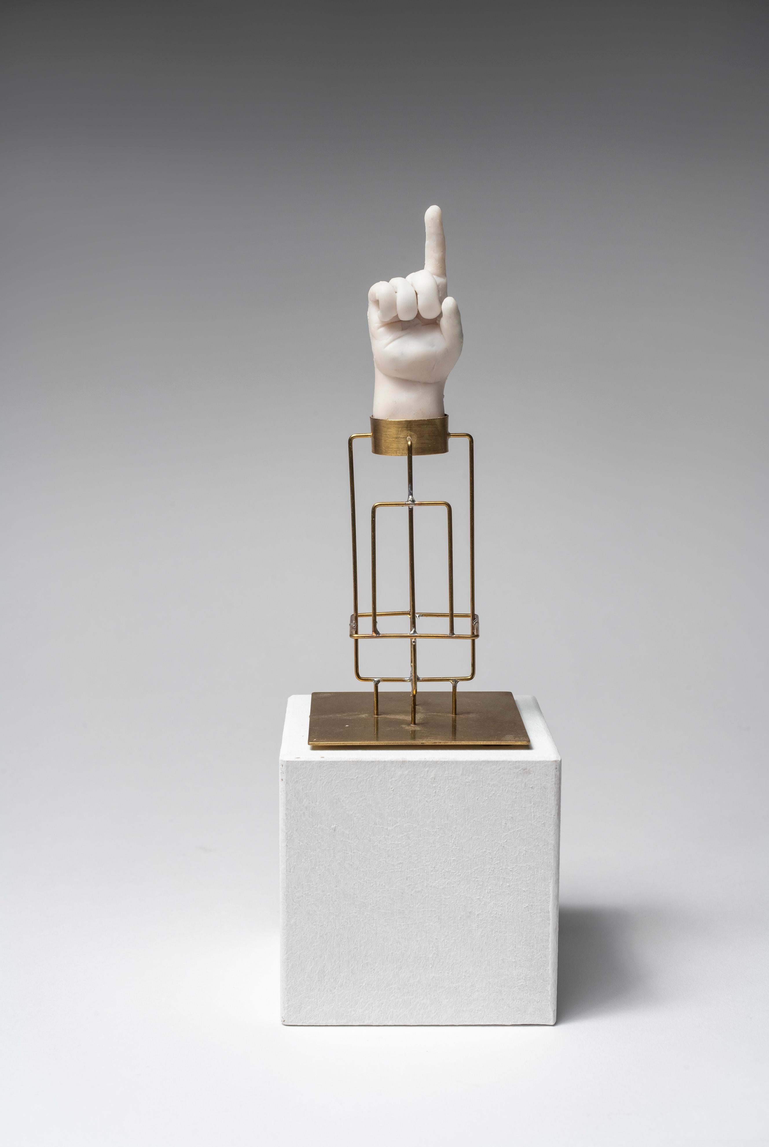 Skulptur von Hand: „Petit Haupt reliquaire 2“ – Mixed Media Art von Agnes Baillon & Eric de Dormael