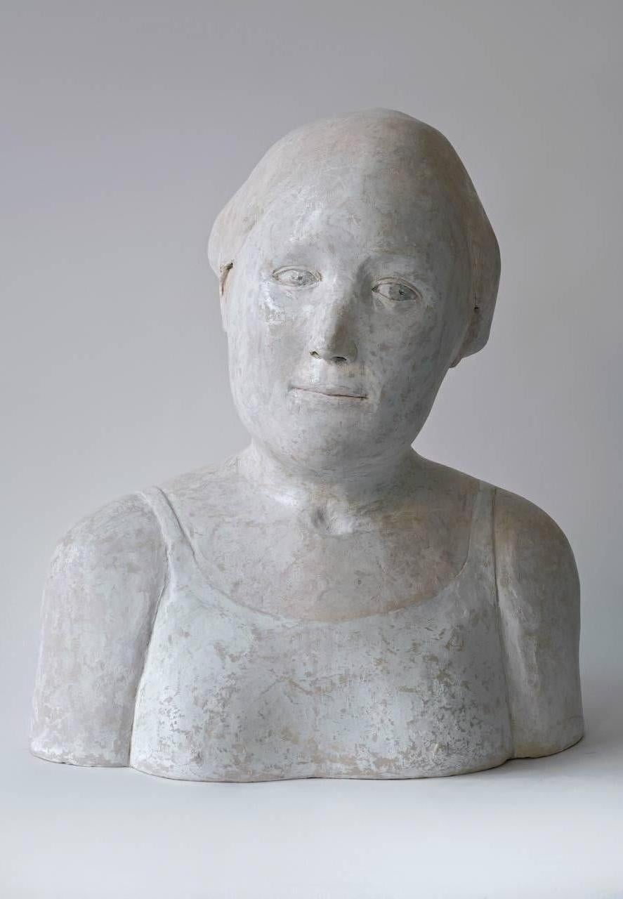 Agnes Baillon Figurative Sculpture - Bernadette fond blanc