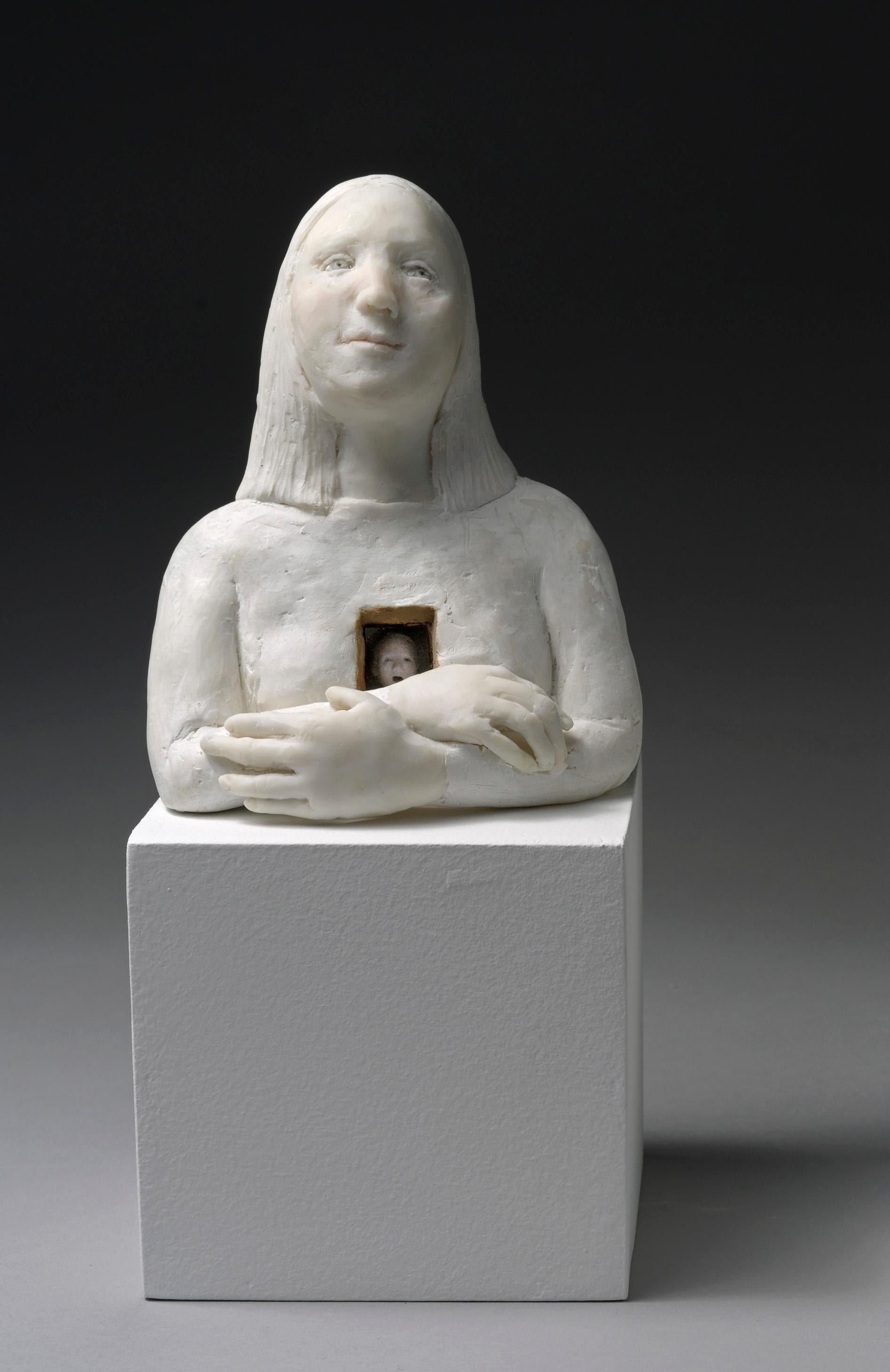 Figurative Sculpture Agnes Baillon - Buste avec petit buste à l'intérieur du torse sur pouf : "Petit cri du cœur"