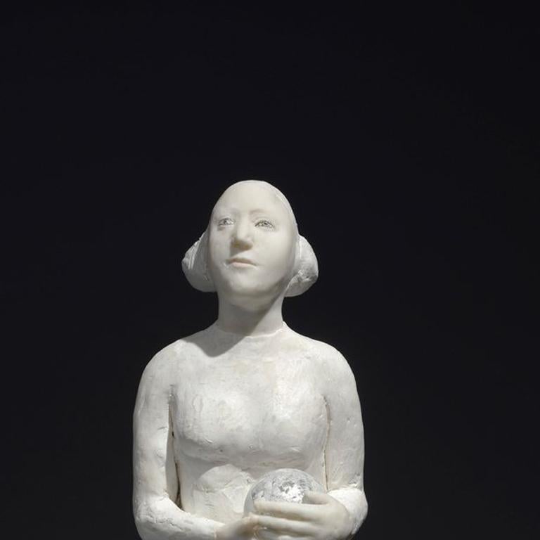 Femme et sa boule - Sculpture by Agnes Baillon