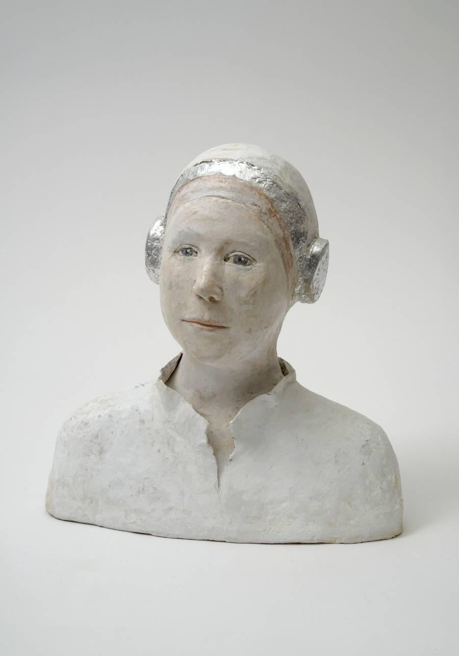 Agnes Baillon Figurative Sculpture - Fille aux écouteurs
