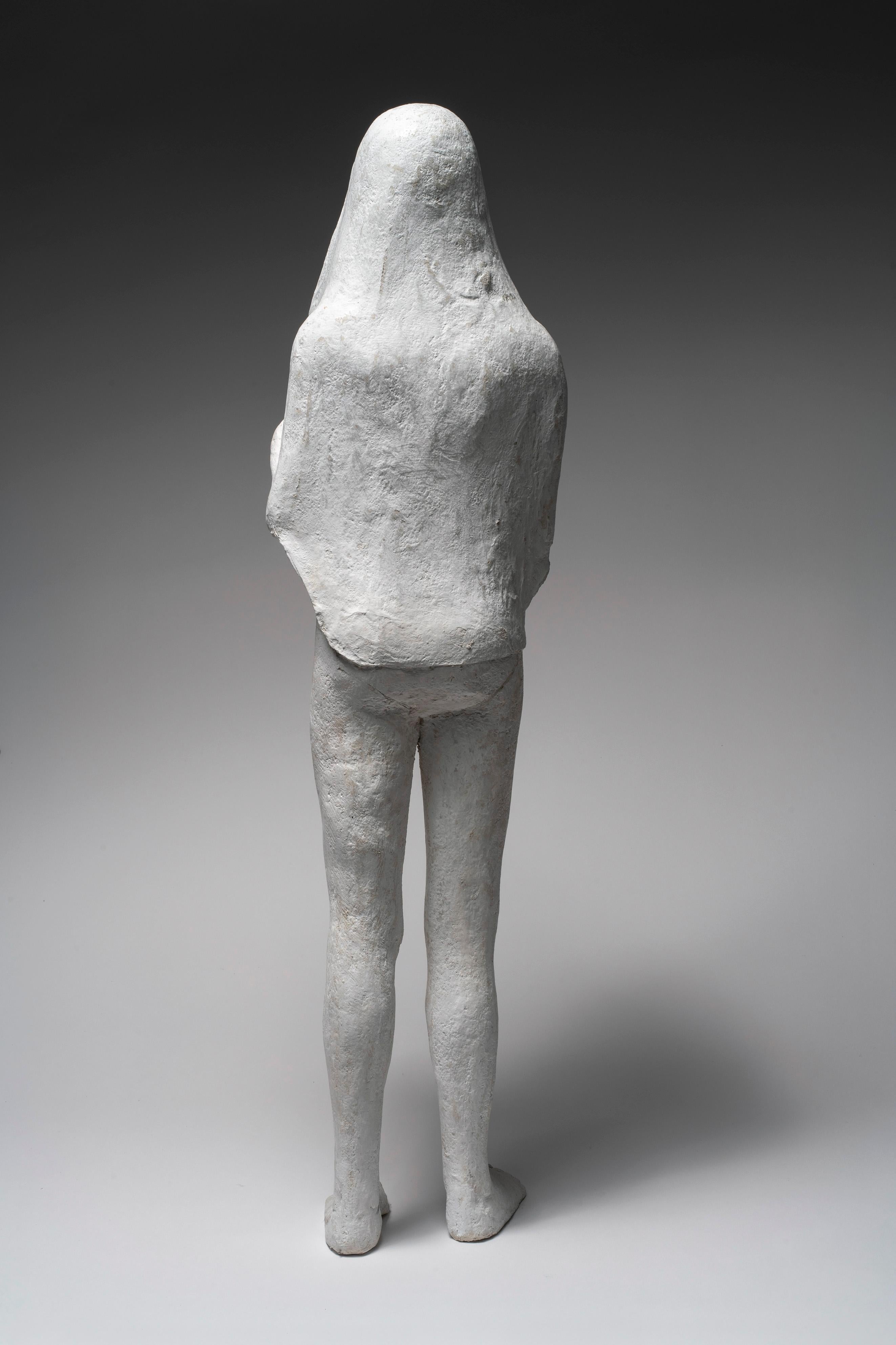 Grande figurine debout : « un drap sur la tete » - Contemporain Sculpture par Agnes Baillon