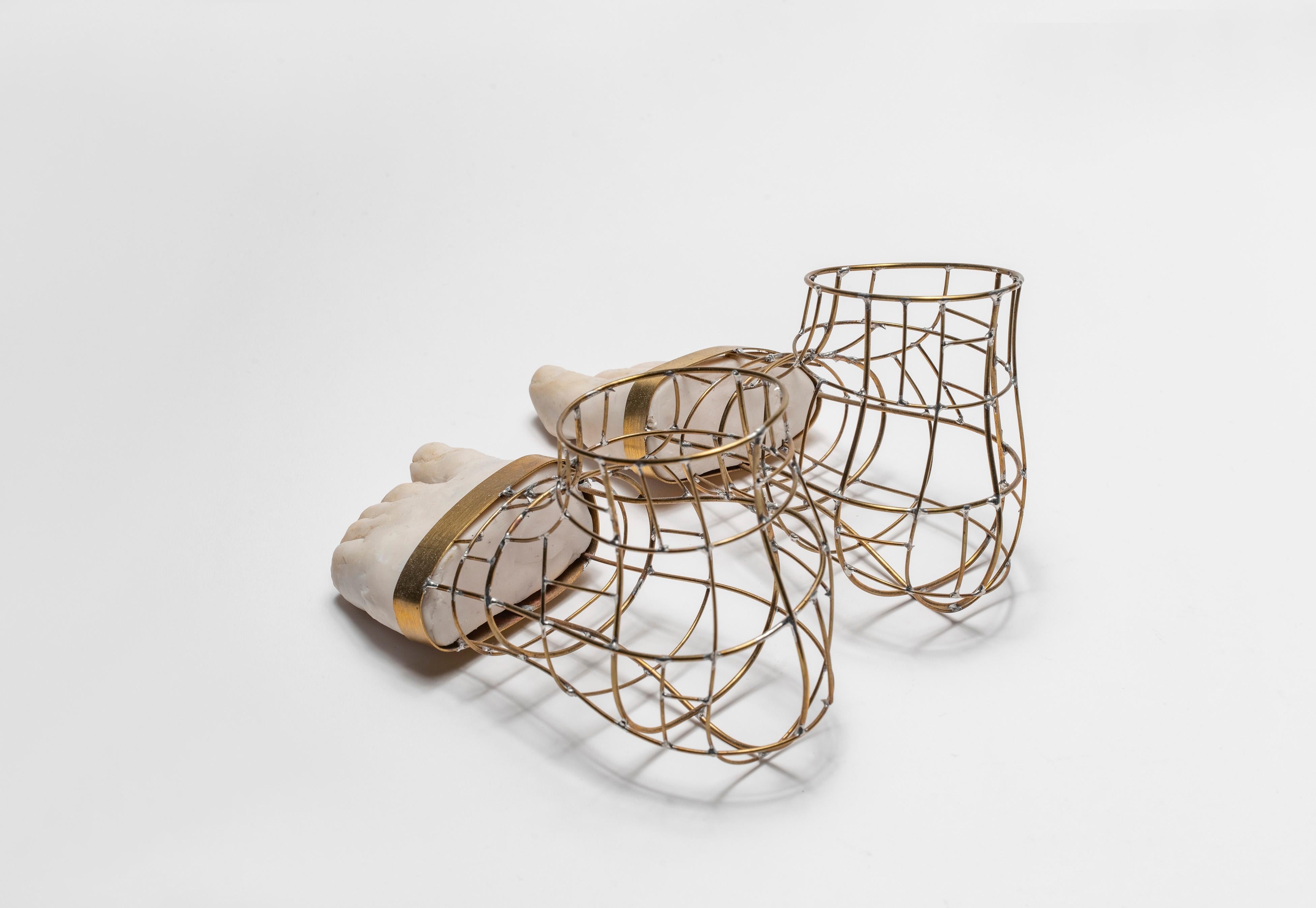 Sculpture de pieds : « Pieds » - Gris Figurative Sculpture par Agnes Baillon & Eric de Dormael