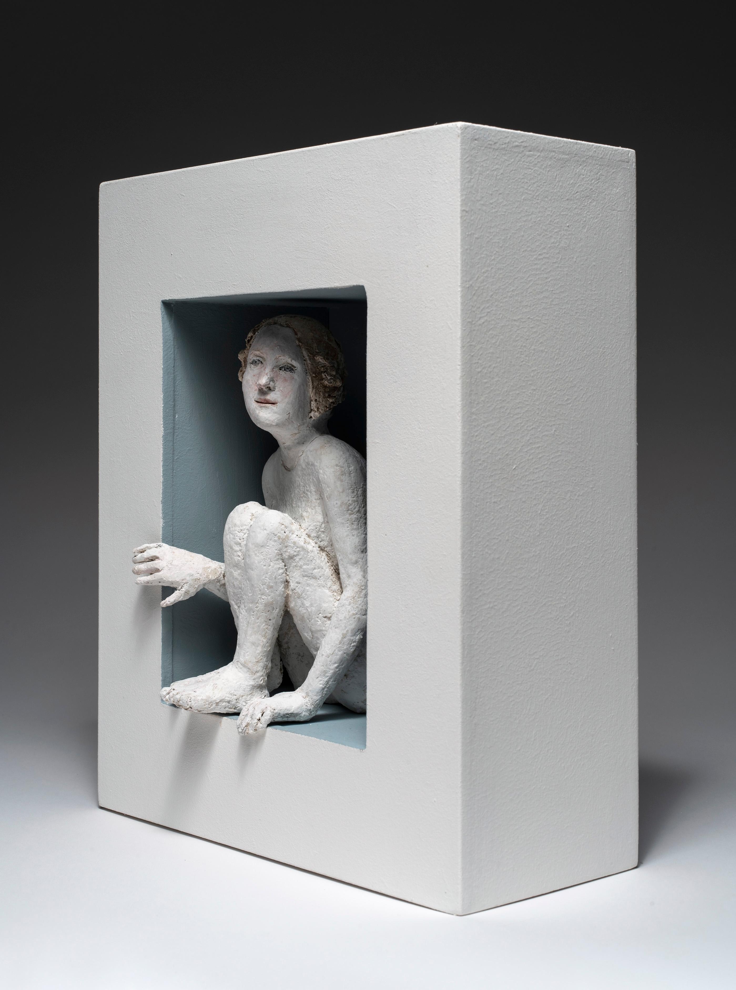 Figure féminine assise dans un cadre de boîte : « Cachette Surprise » - Sculpture de Agnes Baillon