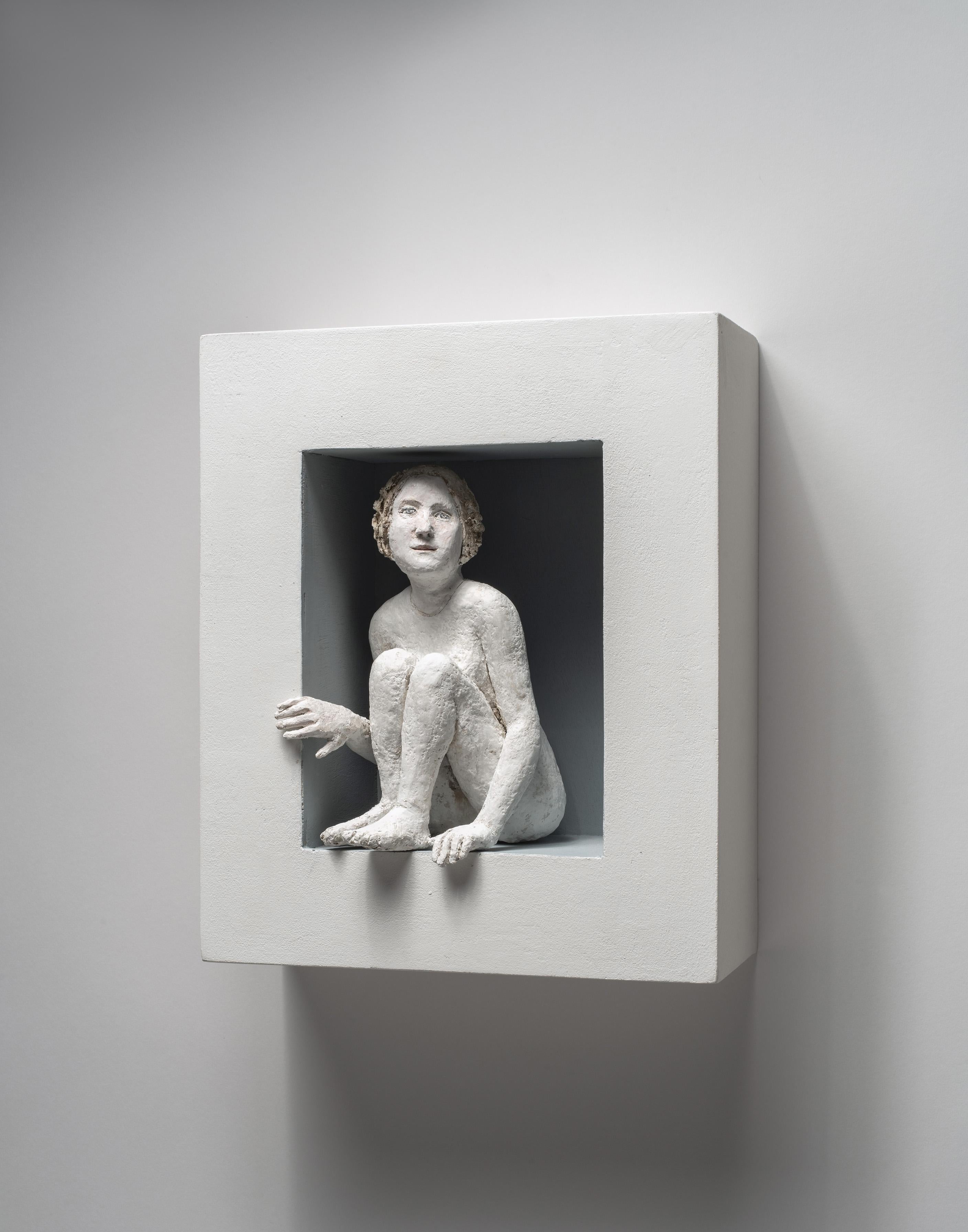 Figurative Sculpture Agnes Baillon - Figure féminine assise dans un cadre de boîte : « Cachette Surprise »