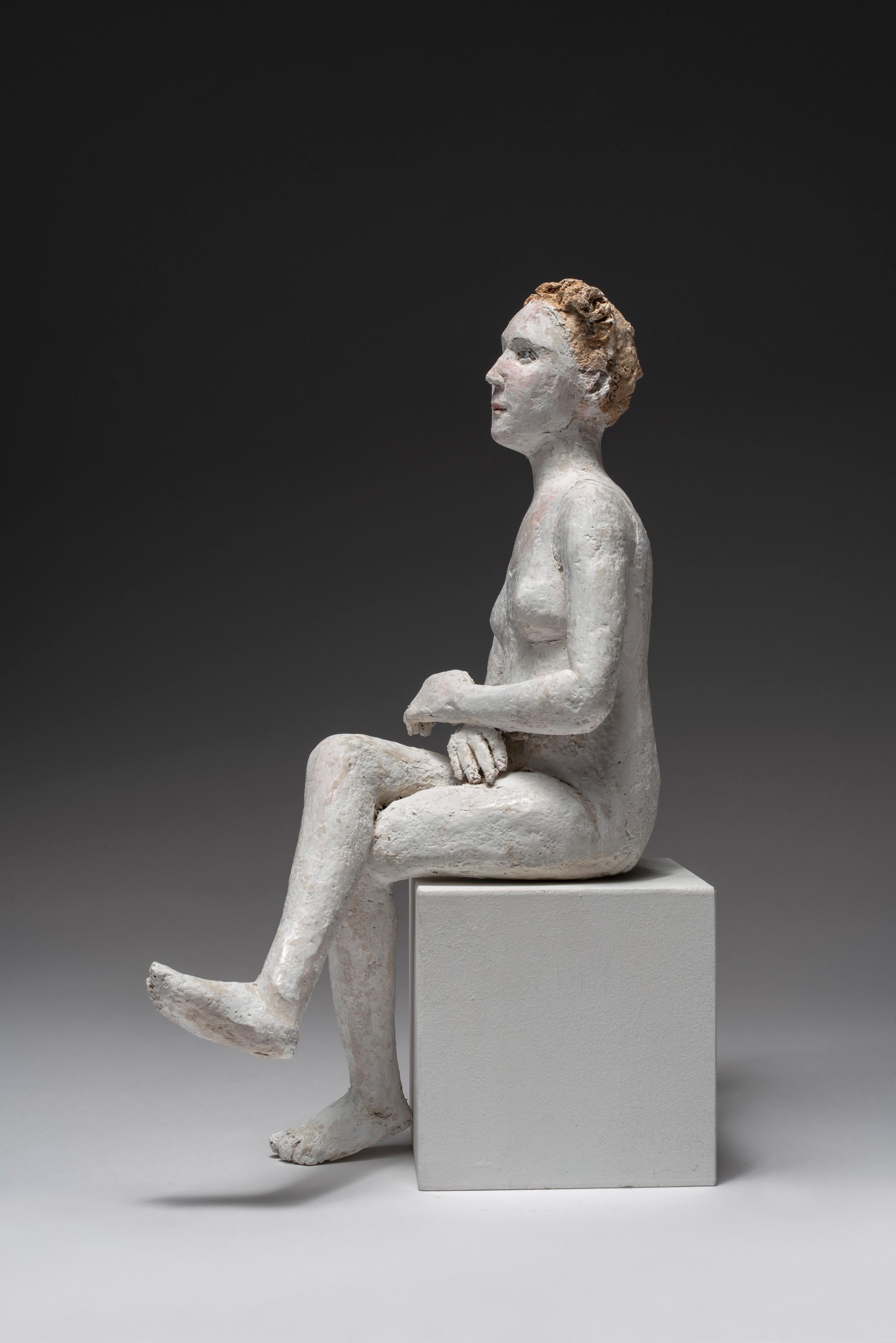 Sitzende weibliche Figur: „Nageuse Reveuse“ – Sculpture von Agnes Baillon