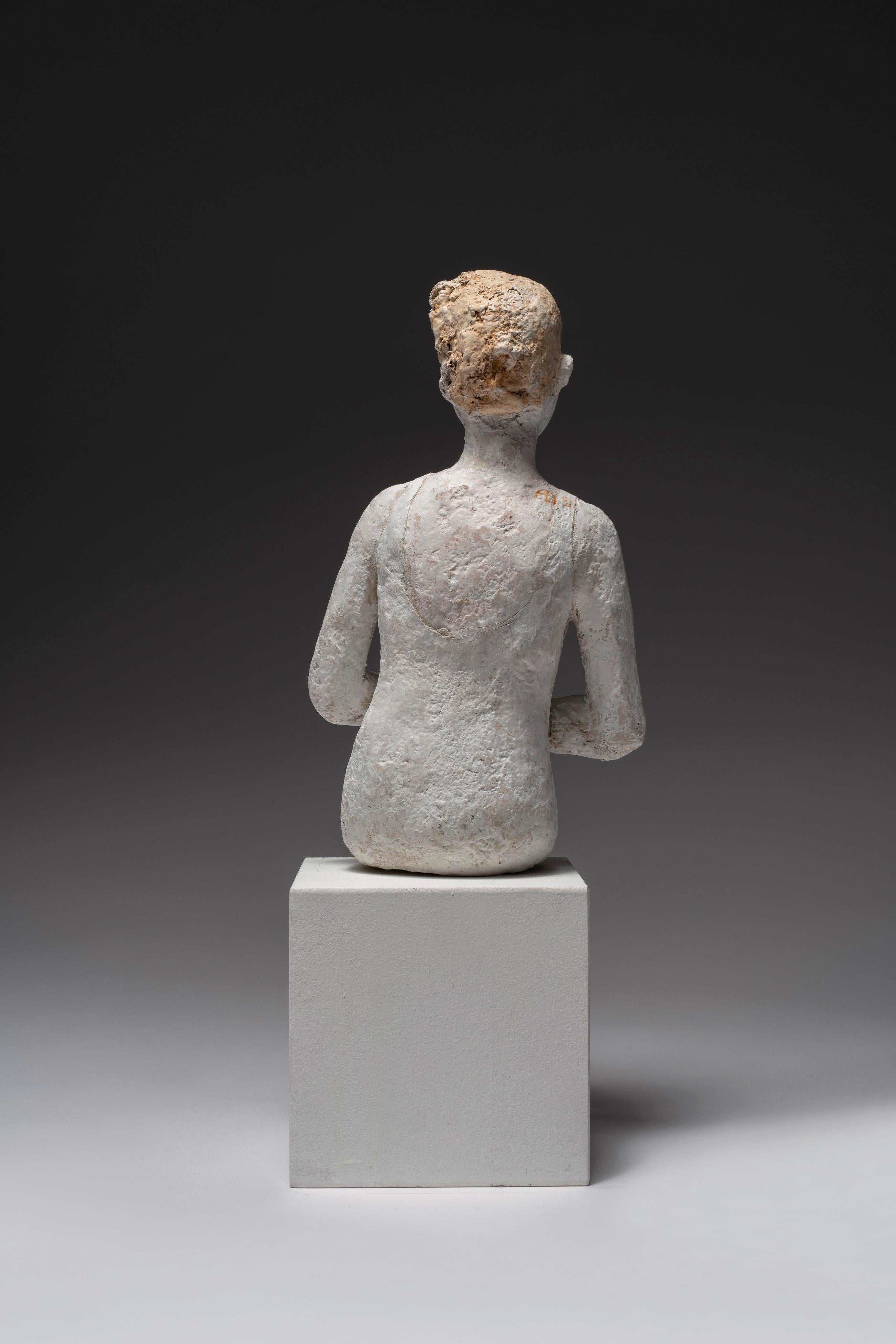 Sitzende weibliche Figur: „Nageuse Reveuse“ (Zeitgenössisch), Sculpture, von Agnes Baillon