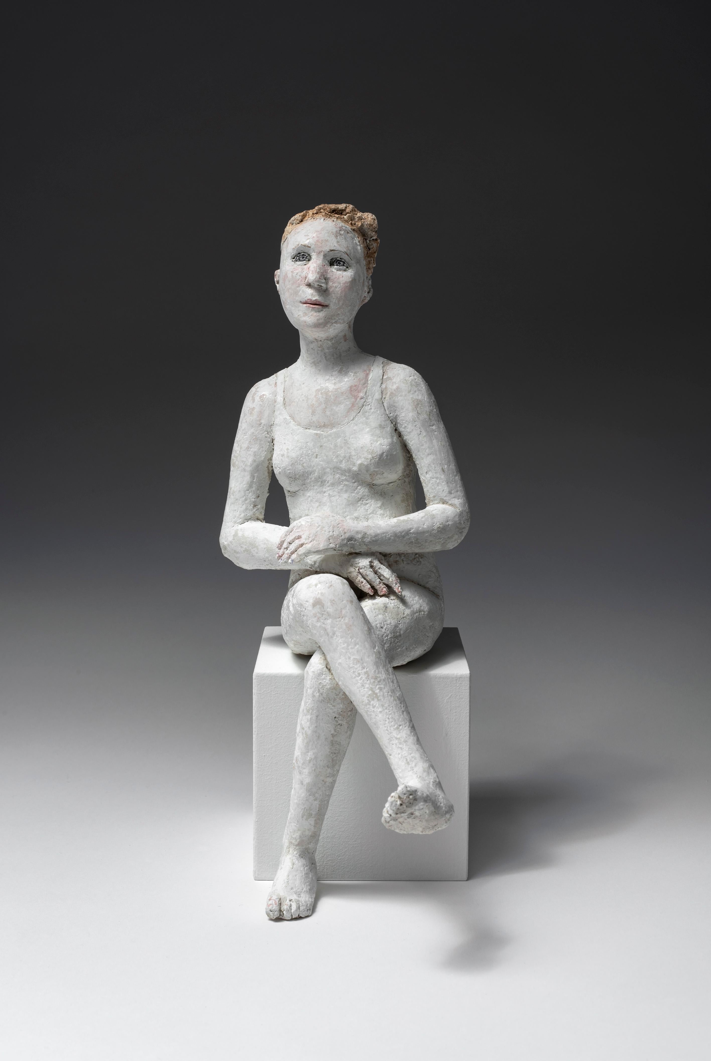 Agnes Baillon Figurative Sculpture – Sitzende weibliche Figur: „Nageuse Reveuse“