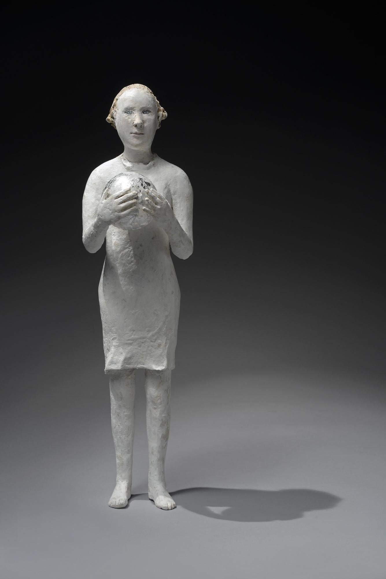 Agnes Baillon Figurative Sculpture - Tenir Son Ame