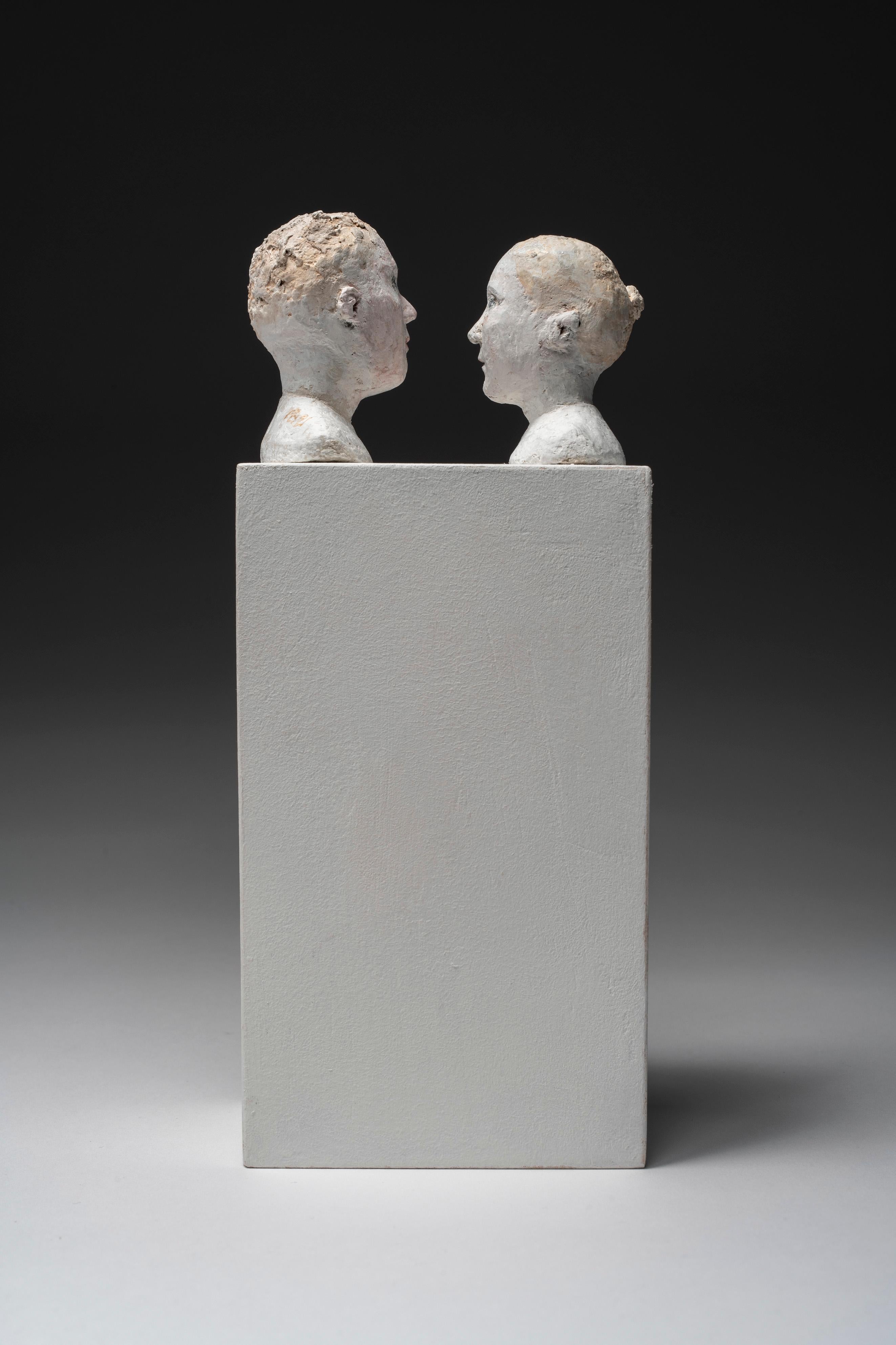 Deux bustes sur repose-pieds : petit visage et visage - Sculpture de Agnes Baillon