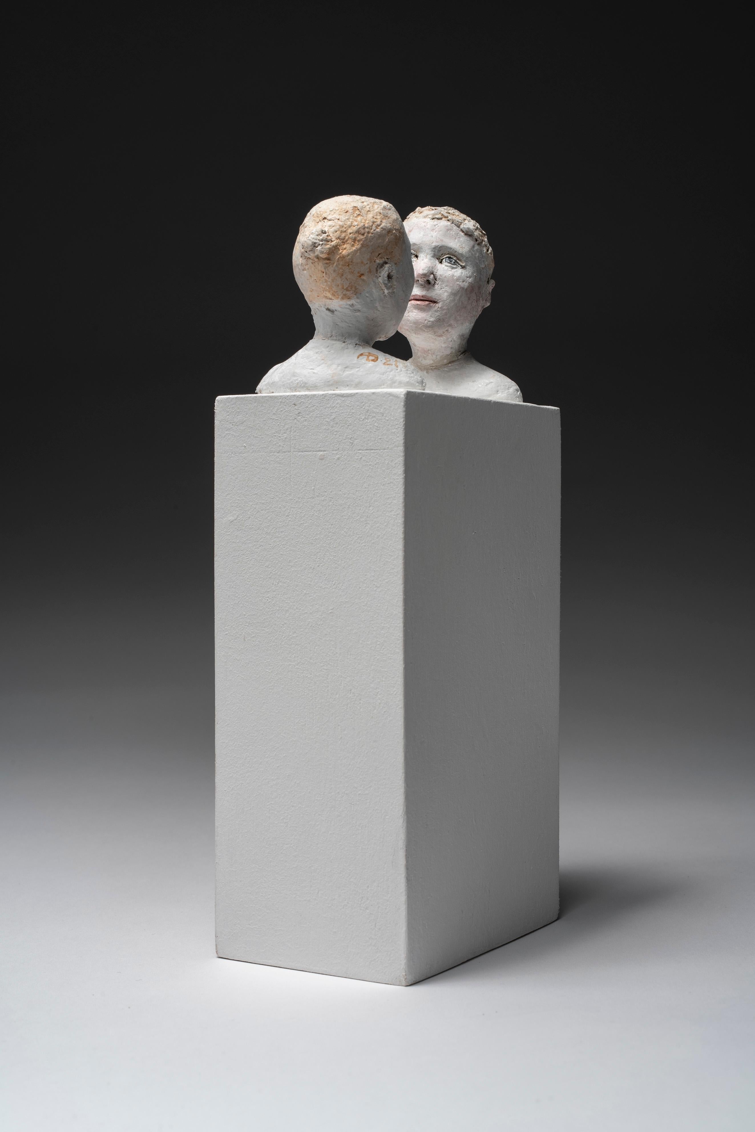 Deux bustes sur repose-pieds : petit visage et visage - Contemporain Sculpture par Agnes Baillon