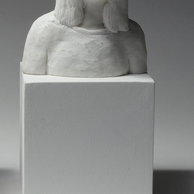 Une ménagère - Figurative Sculpture Grigio di Agnes Baillon