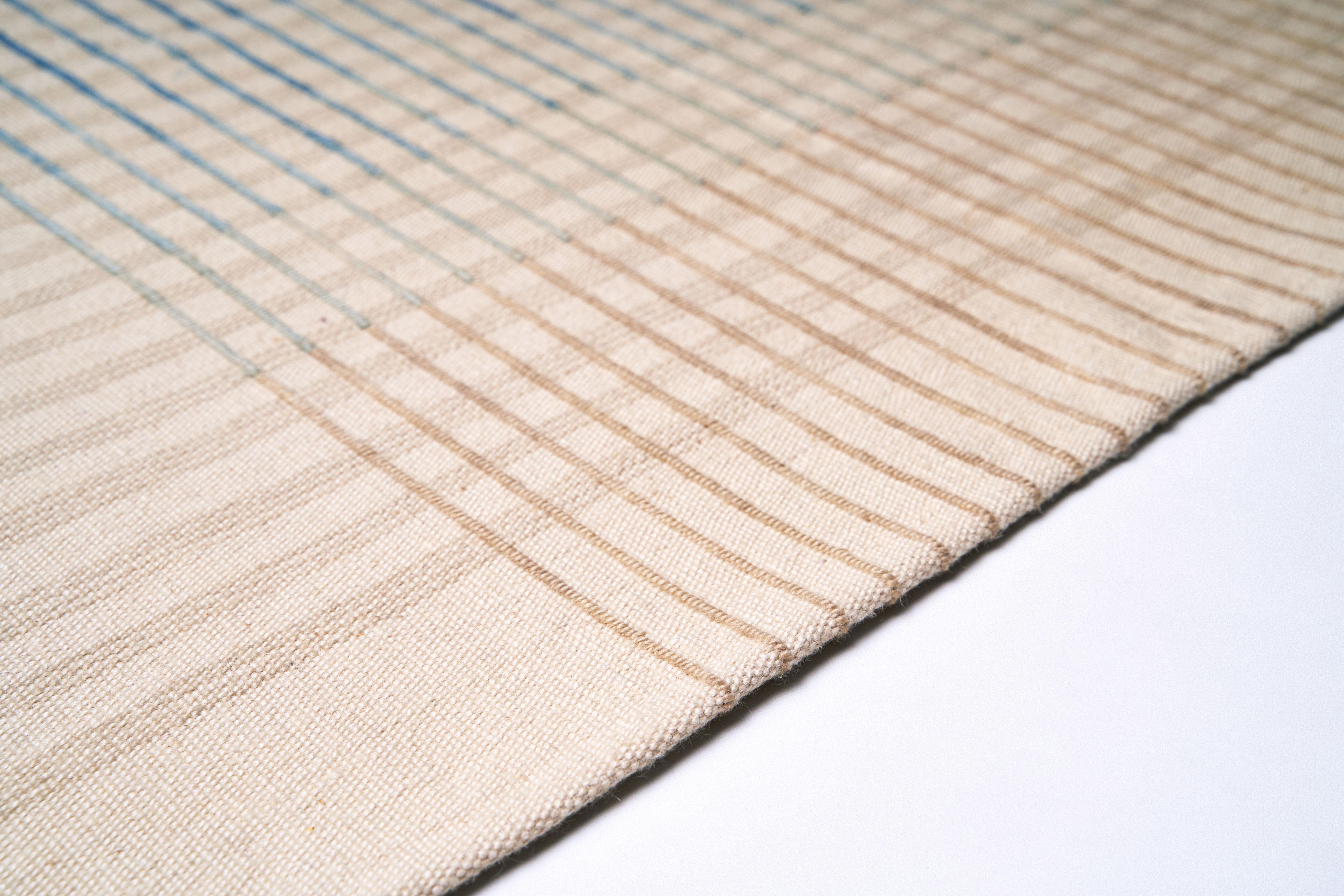Moderne Agnes Contemporary Area Rug Kilim en laine tissée à la main ivoire et bleu taille moyenne en vente