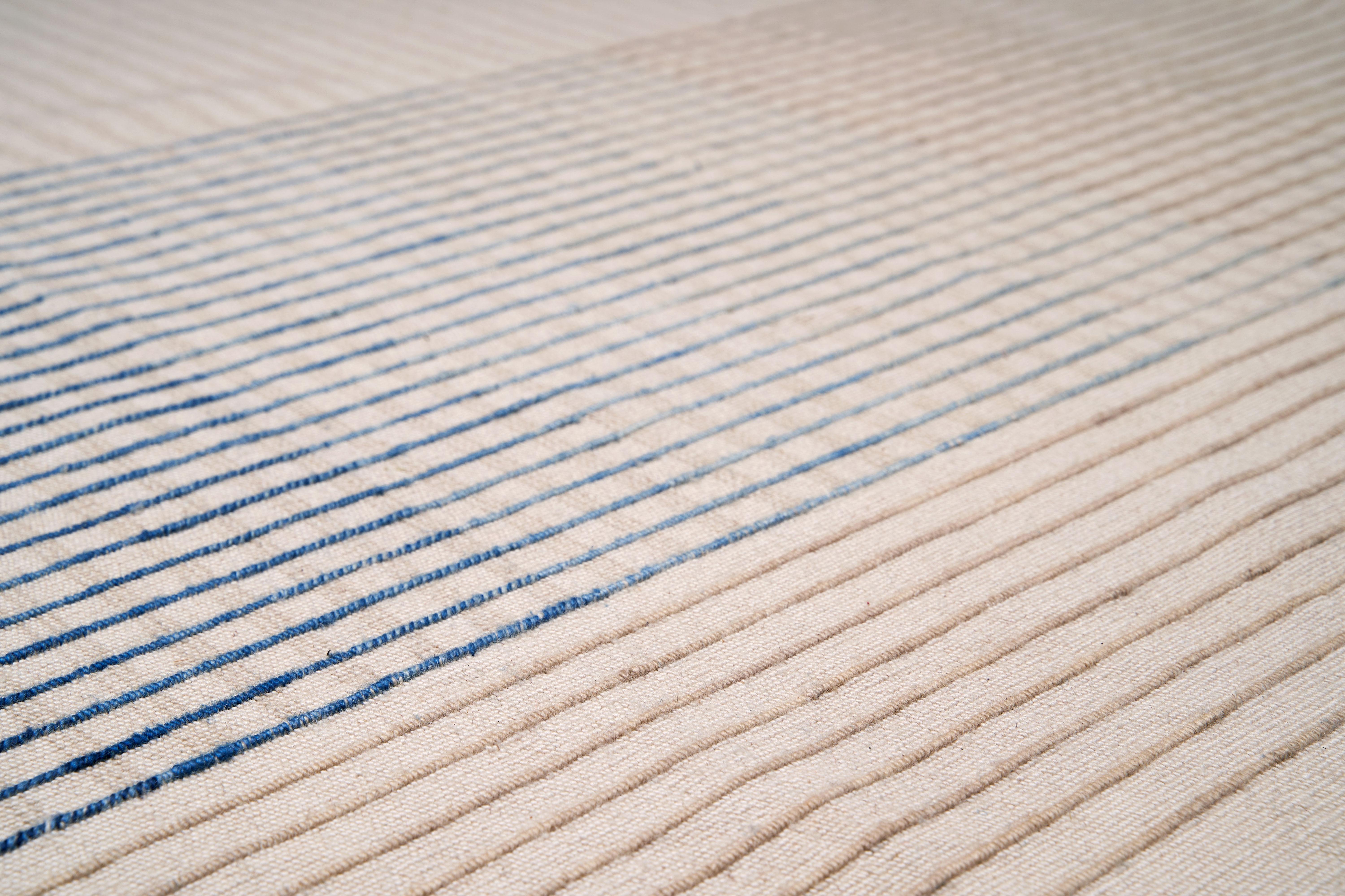 Turc Agnes Contemporary Area Rug Kilim en laine tissée à la main ivoire et bleu taille moyenne en vente