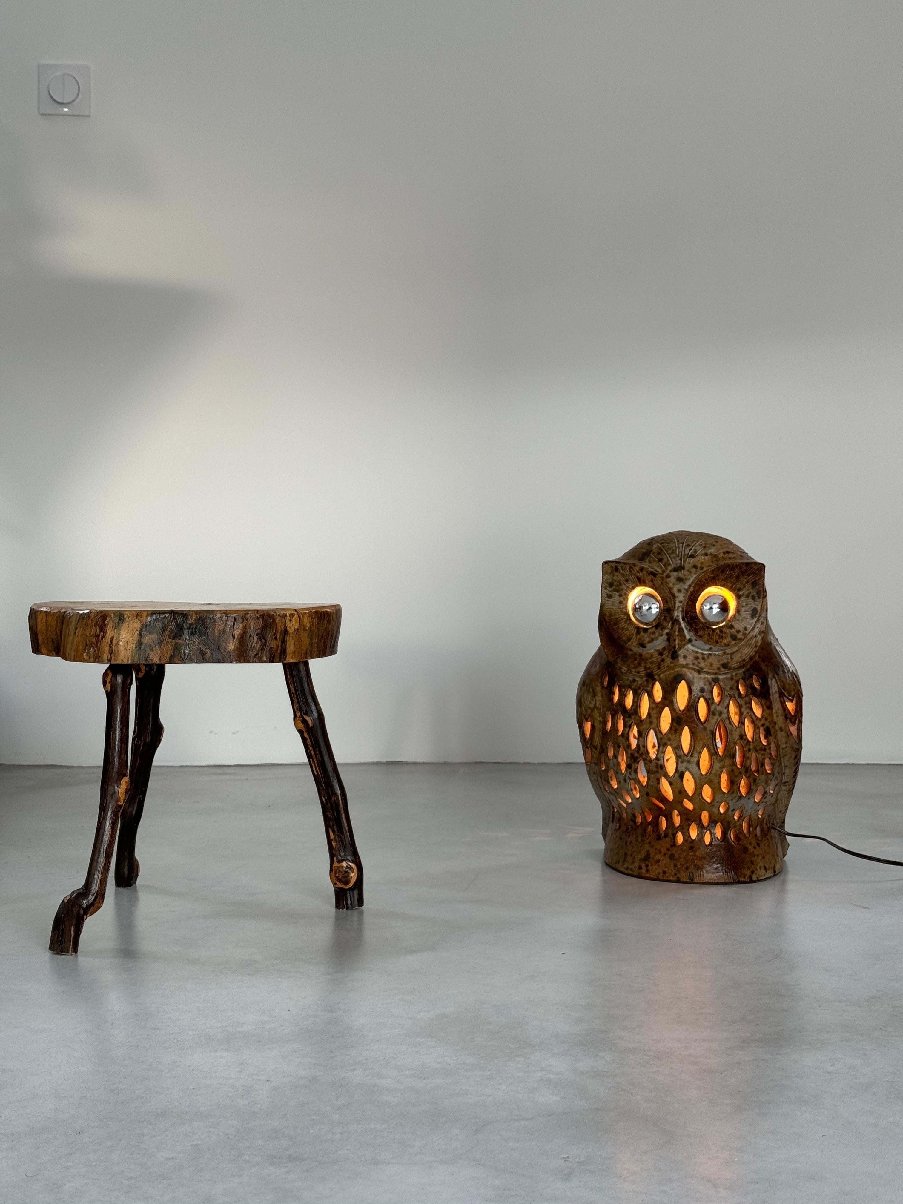 Huge sculpted ceramic owl lamp.

Unique work created by the renowned French ceramist Agnes Escala.
Lamp with subdued lighting, caused by 2 bulbs with chrome caps and its openwork body.
Enamelled ceramic, monochrome shades ranging from a coppery