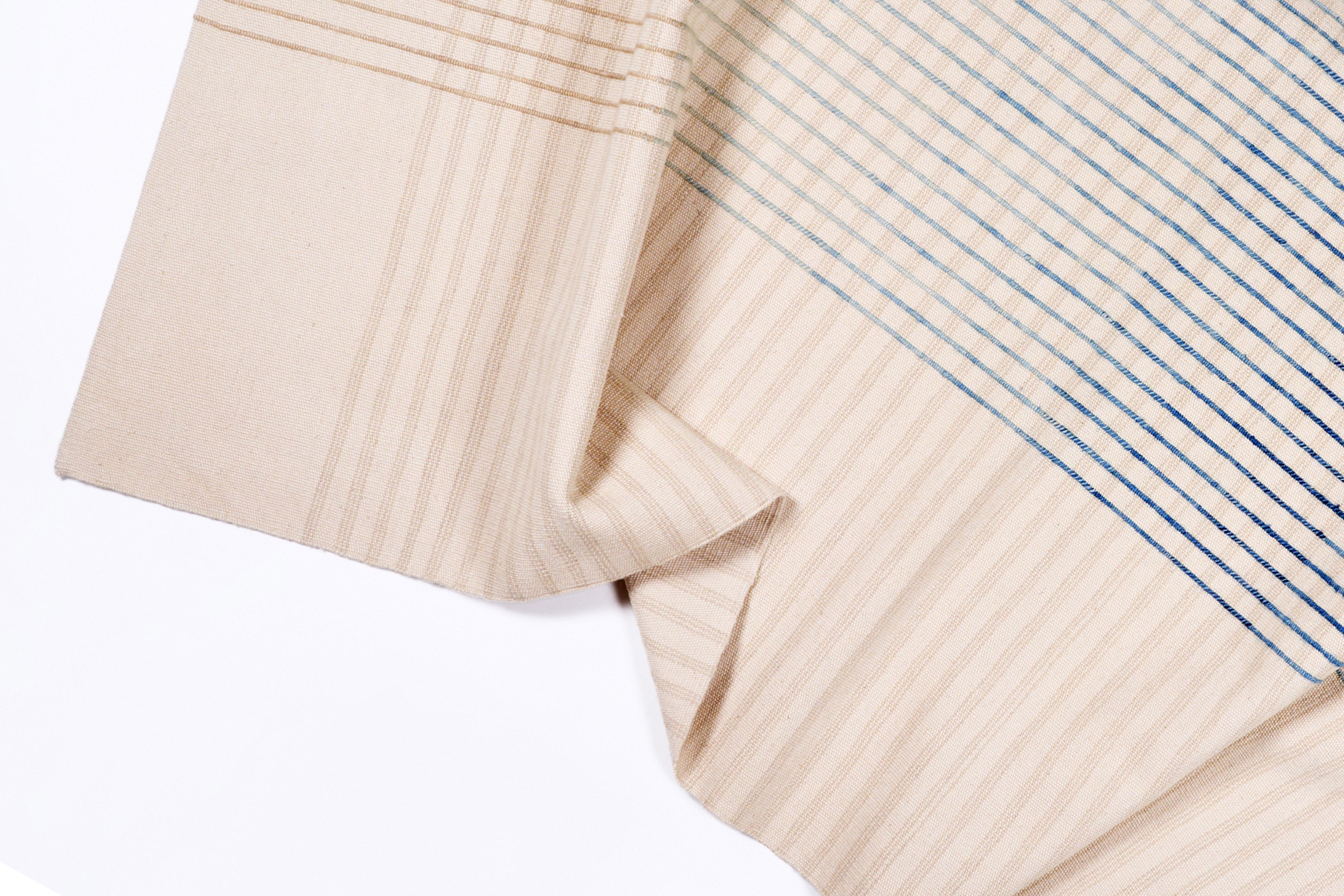 Agnes Handgewebter Woll-Kilim-Teppich Minimalistisches Flachgewebe in Elfenbein und Blau (Türkisch) im Angebot