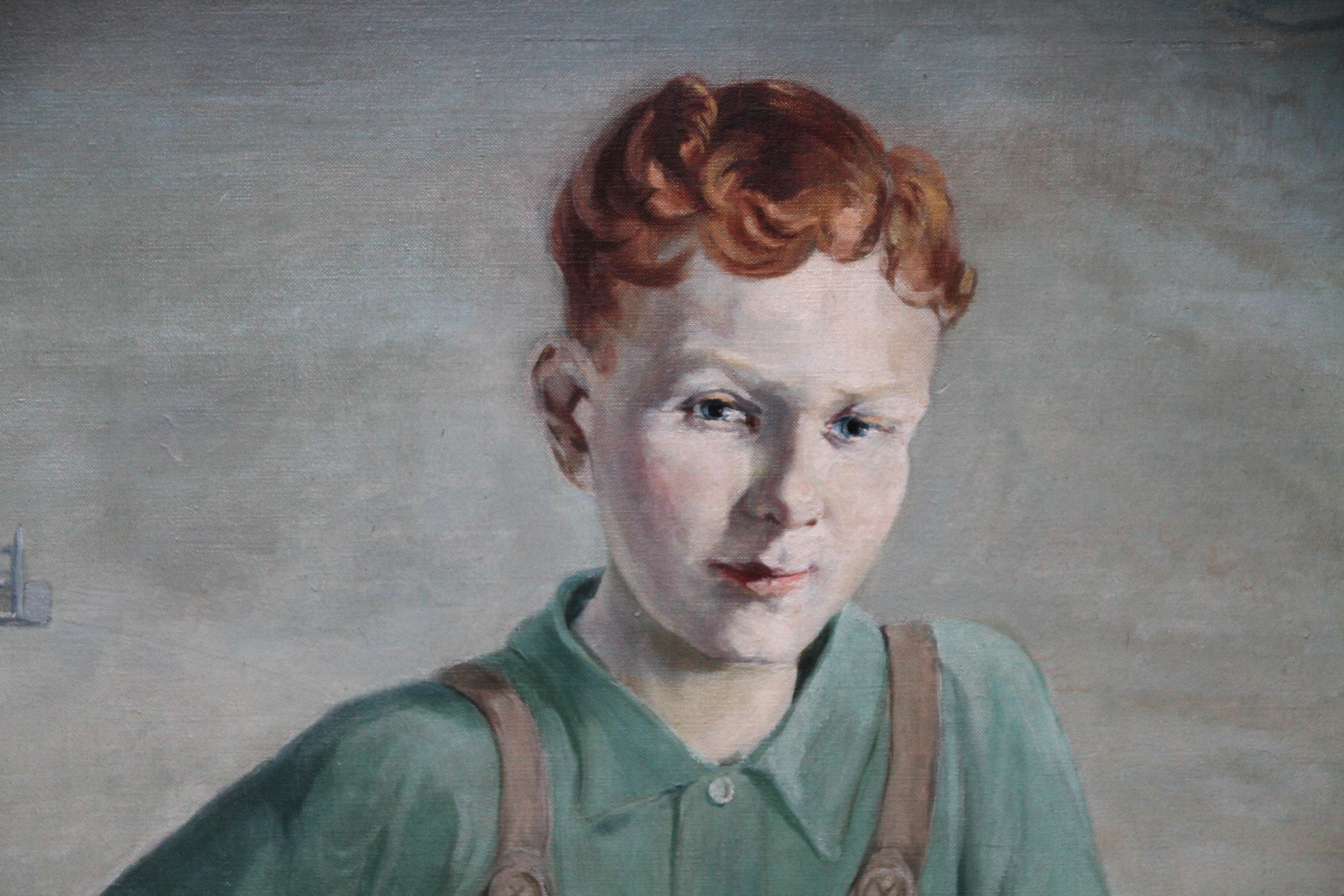 The Train Set – britisches Kunstinterieur-Ölgemälde der 20er-Jahre, Junge spielt eine Künstlerin (Grau), Portrait Painting, von Agnes L Reid