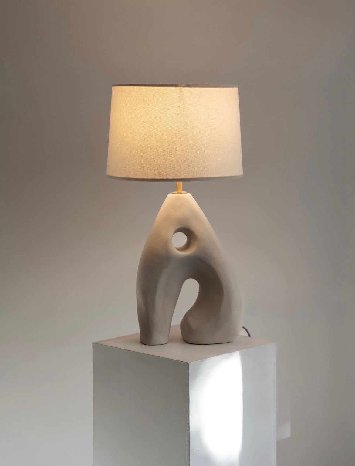Postmoderne Lampe de table sculpturale Agnes par Hanna Englund Ceramics en vente
