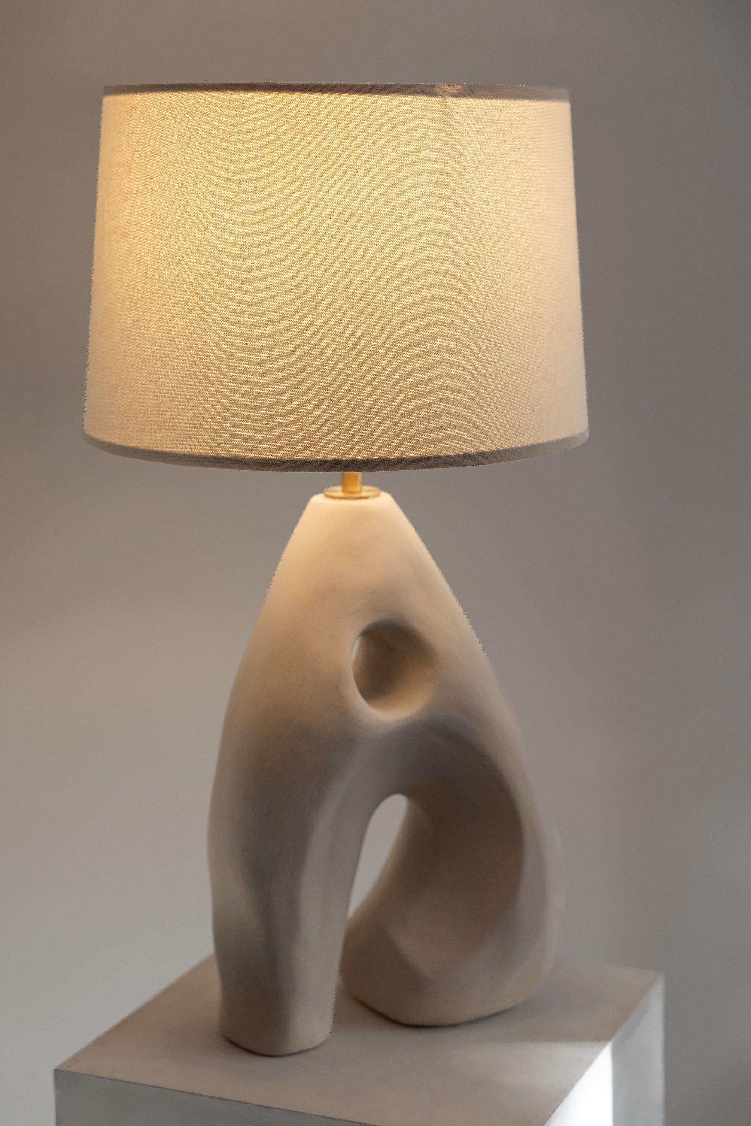 Brésilien Lampe de table sculpturale Agnes par Hanna Englund Ceramics en vente