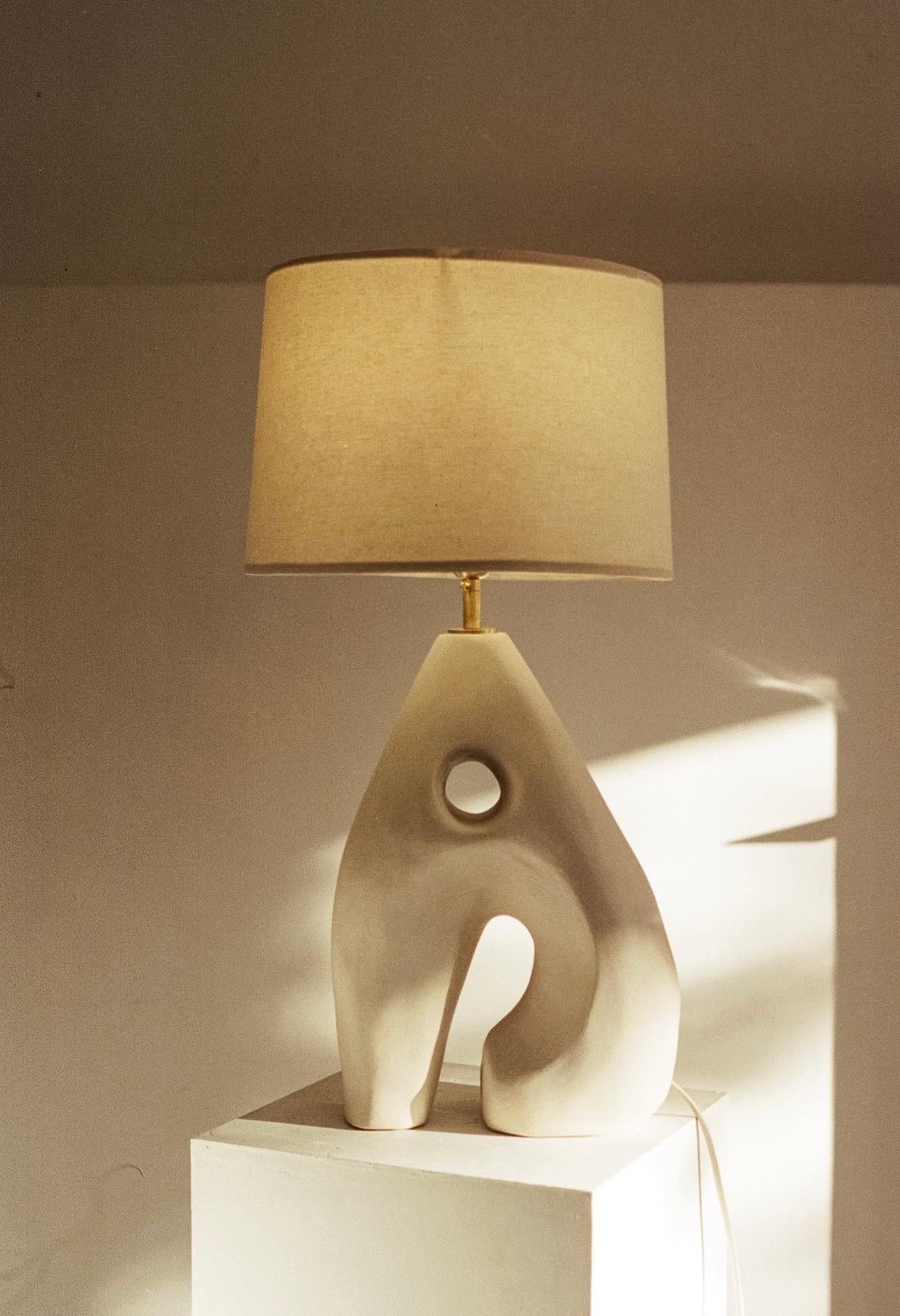 Fait main Lampe de table sculpturale Agnes par Hanna Englund Ceramics en vente