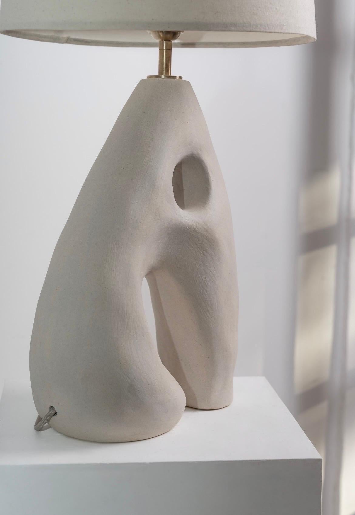 Laiton Lampe de table sculpturale Agnes par Hanna Englund Ceramics en vente