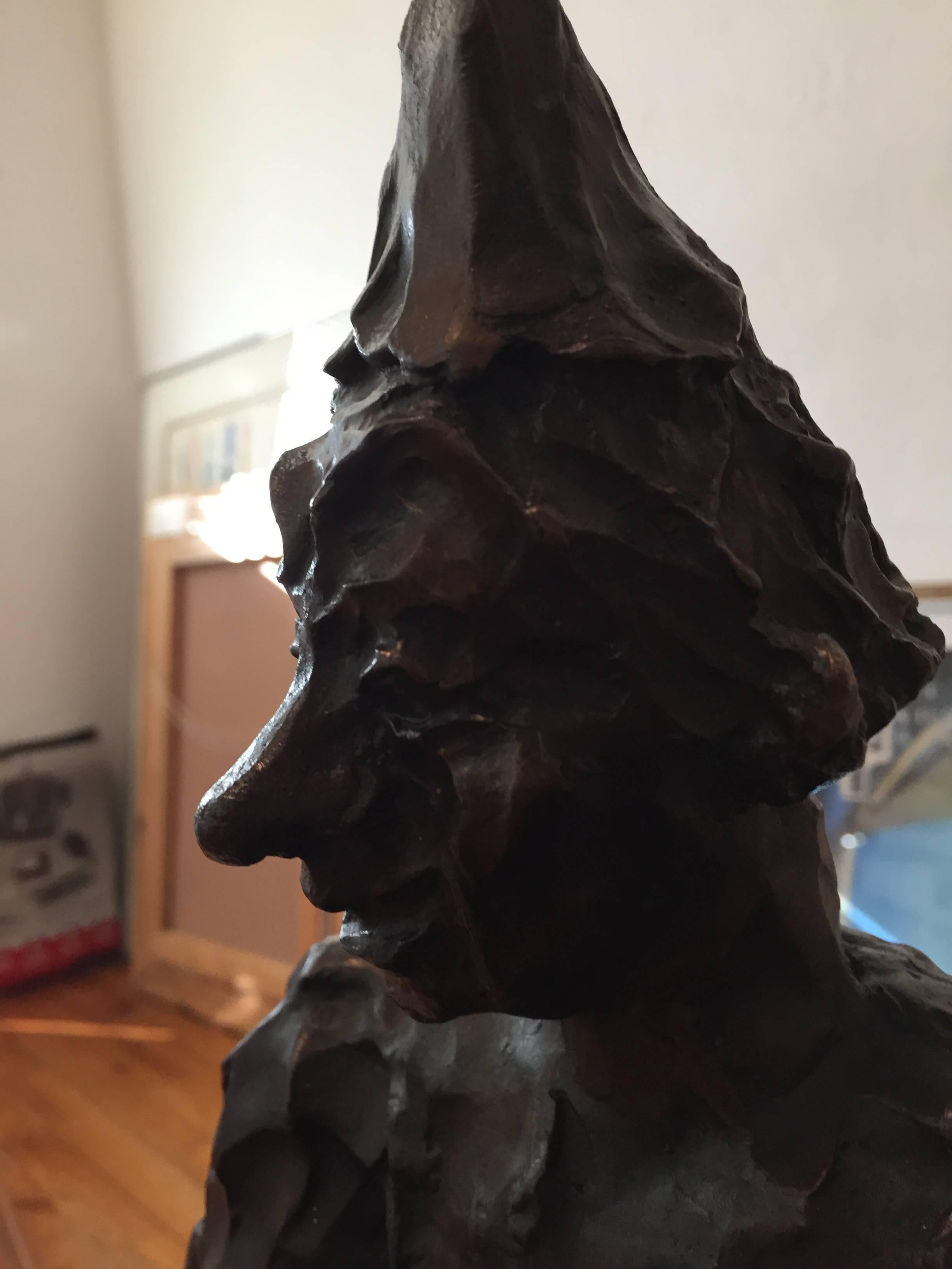 Clown che tiene un orsacchiotto, scultura espressionista in bronzo unica nel suo genere - Figurative Sculpture Oro di Agnes Yarnall