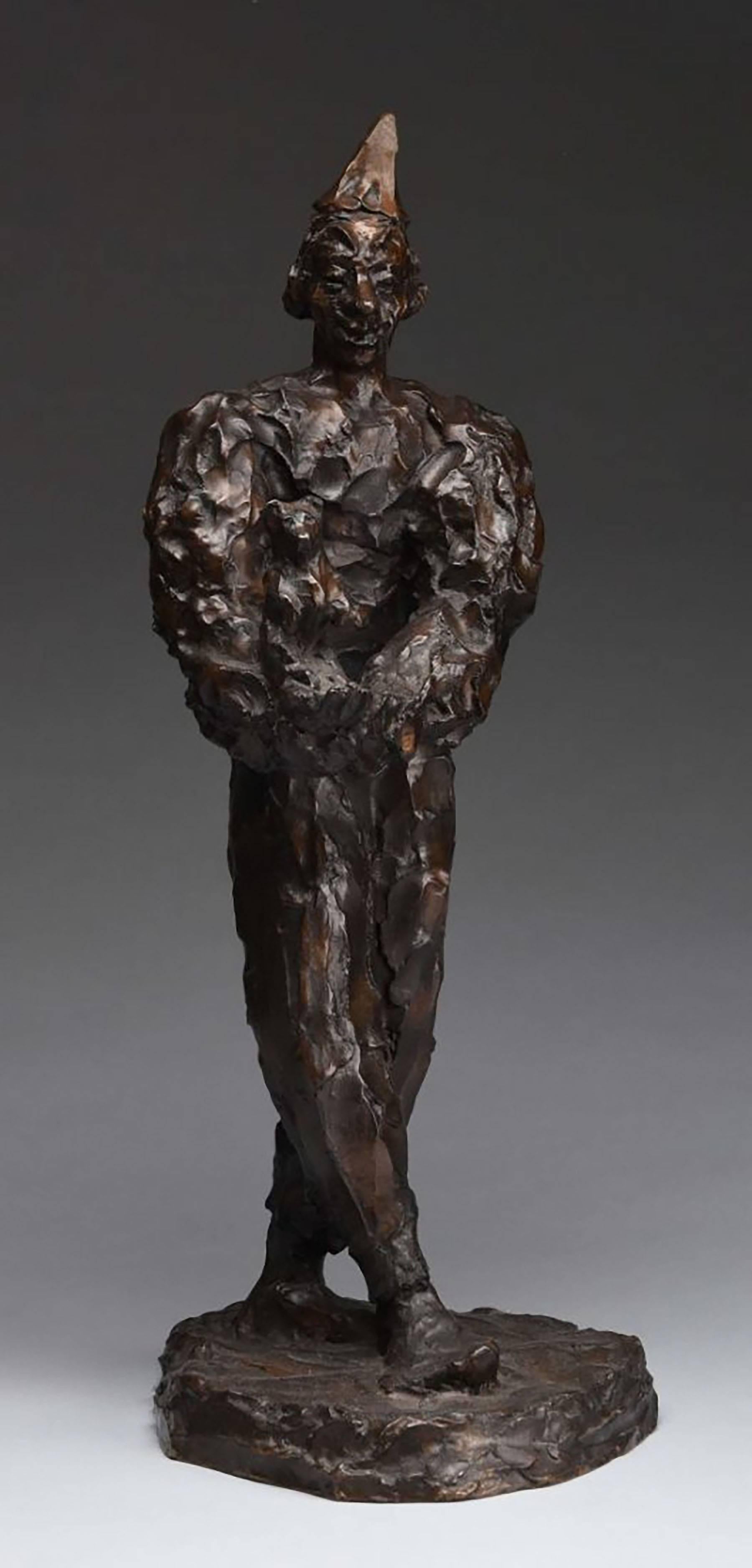 Figurative Sculpture de Agnes Yarnall - Payaso con oso de peluche en brazos, escultura expresionista única de bronce