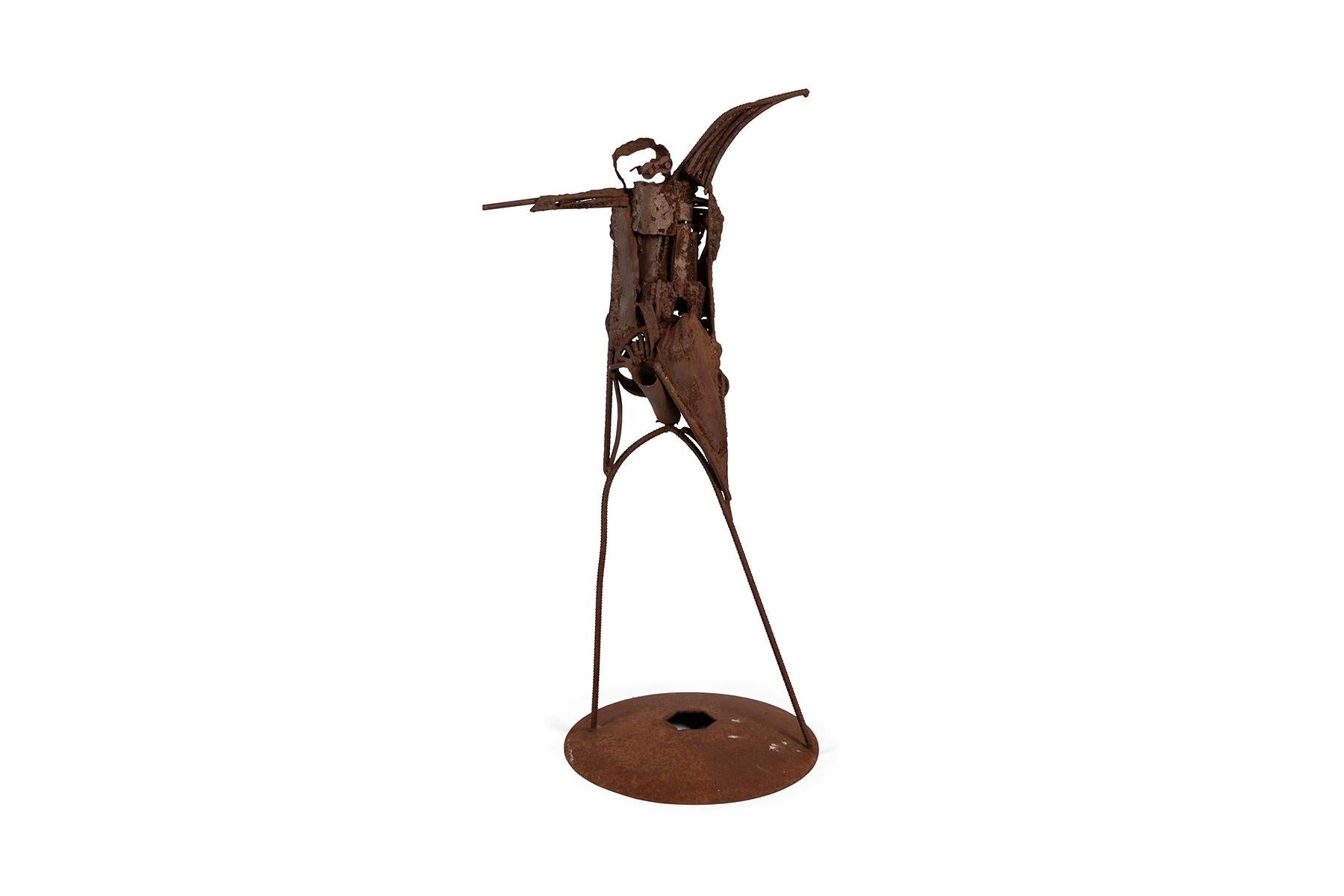 Connue pour ses figures expressionnistes abstraites, tant en peinture qu'en sculpture, cette grande sculpture brutaliste en acier patiné de l'artiste de l'Arizona Agnese Udinotti est un exemple frappant de son style unique. La sculpture fonctionne