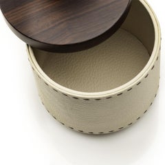 Caja Agneta I en piel de guijarros Aida, cuerno, latón y chapa de ébano by Arcahorn