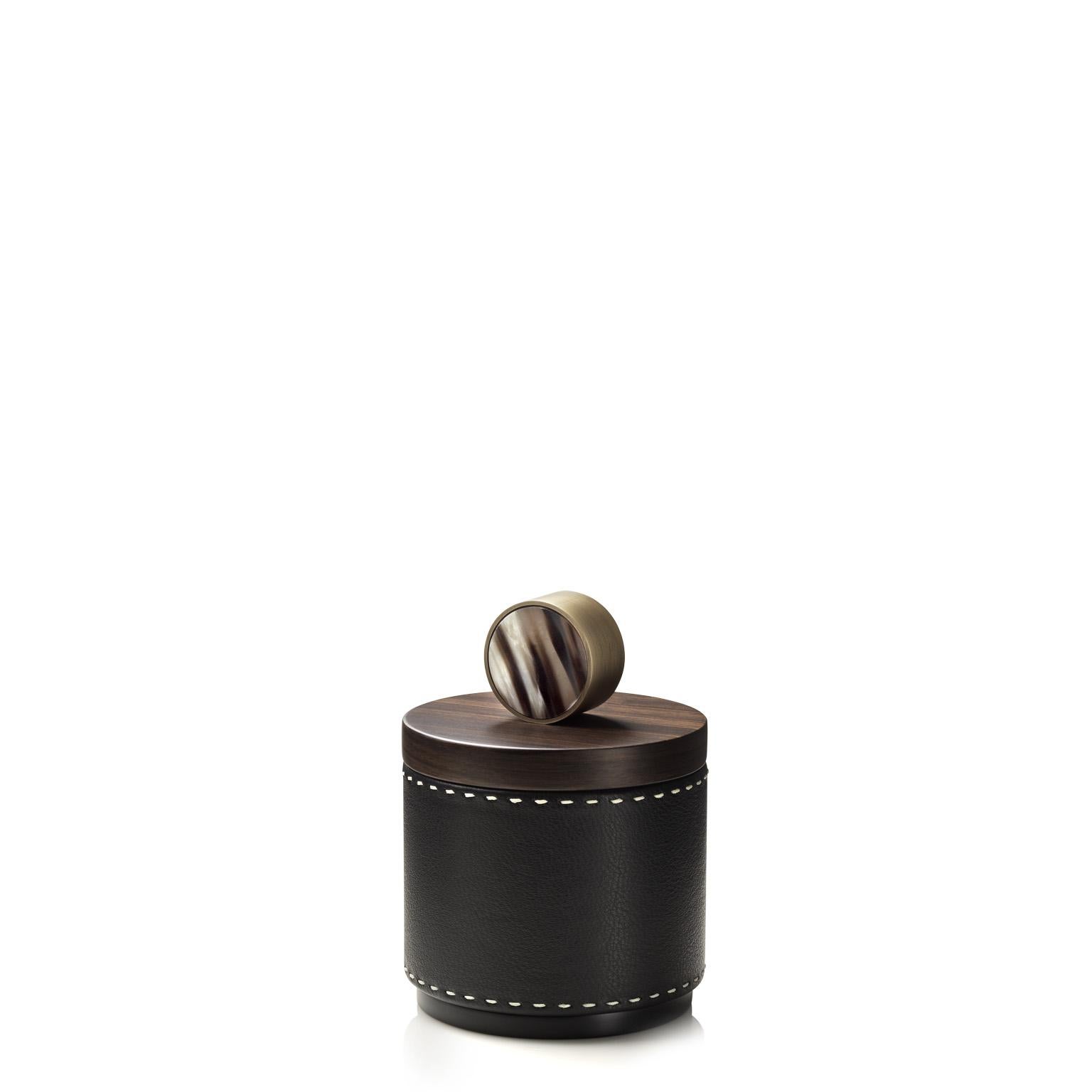 Hand-Crafted Agneta Round Box in Pebbled leather with Handle in Corno Italiano, Mod. 4480 For Sale