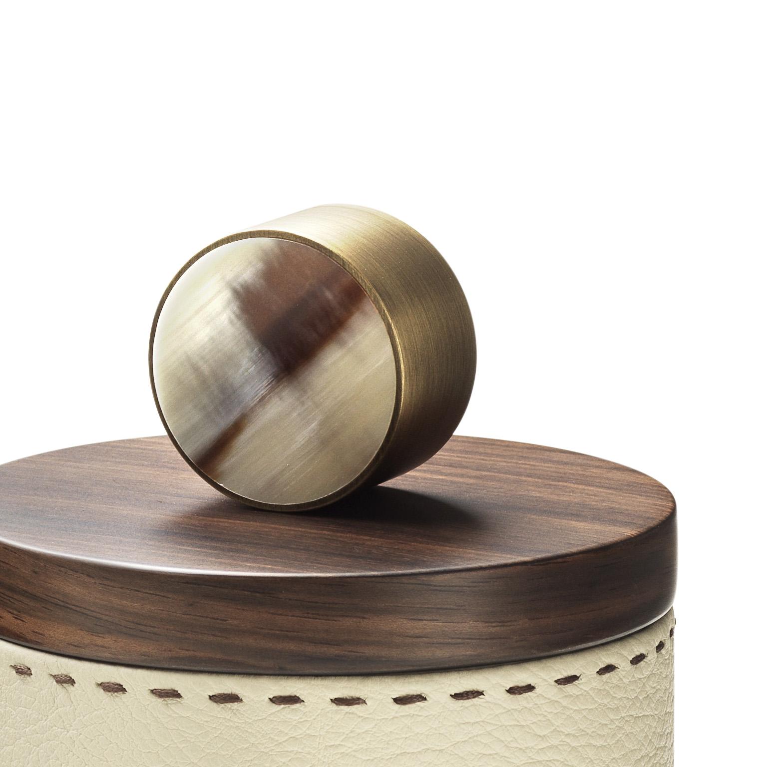 Contemporary Agneta Round Box in Pebbled leather with Handle in Corno Italiano, Mod. 4480 For Sale
