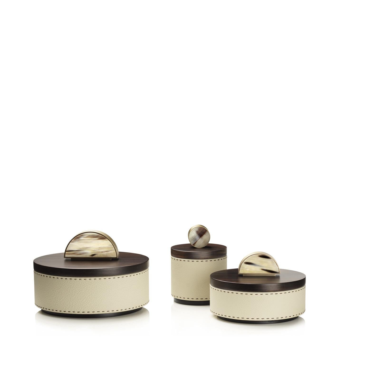 With its timeless allure and sophisticated aesthetic, our Agneta box will complement any decor. Lined in Aida pebbled leather in a neutral Ice-cream colour, the box flaunts a contrasting handmade dark brown stitching. The lid is handcrafted from