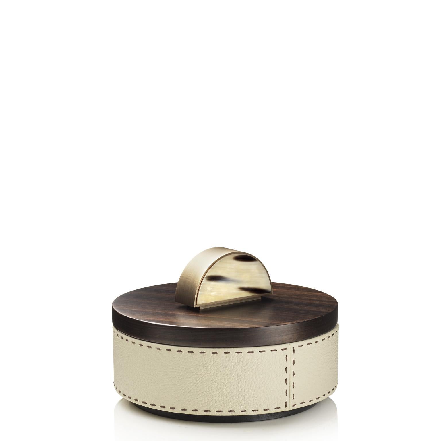 Hand-Crafted Agneta Round Box in Pebbled Leather with Handle in Corno Italiano, Mod. 4482 For Sale