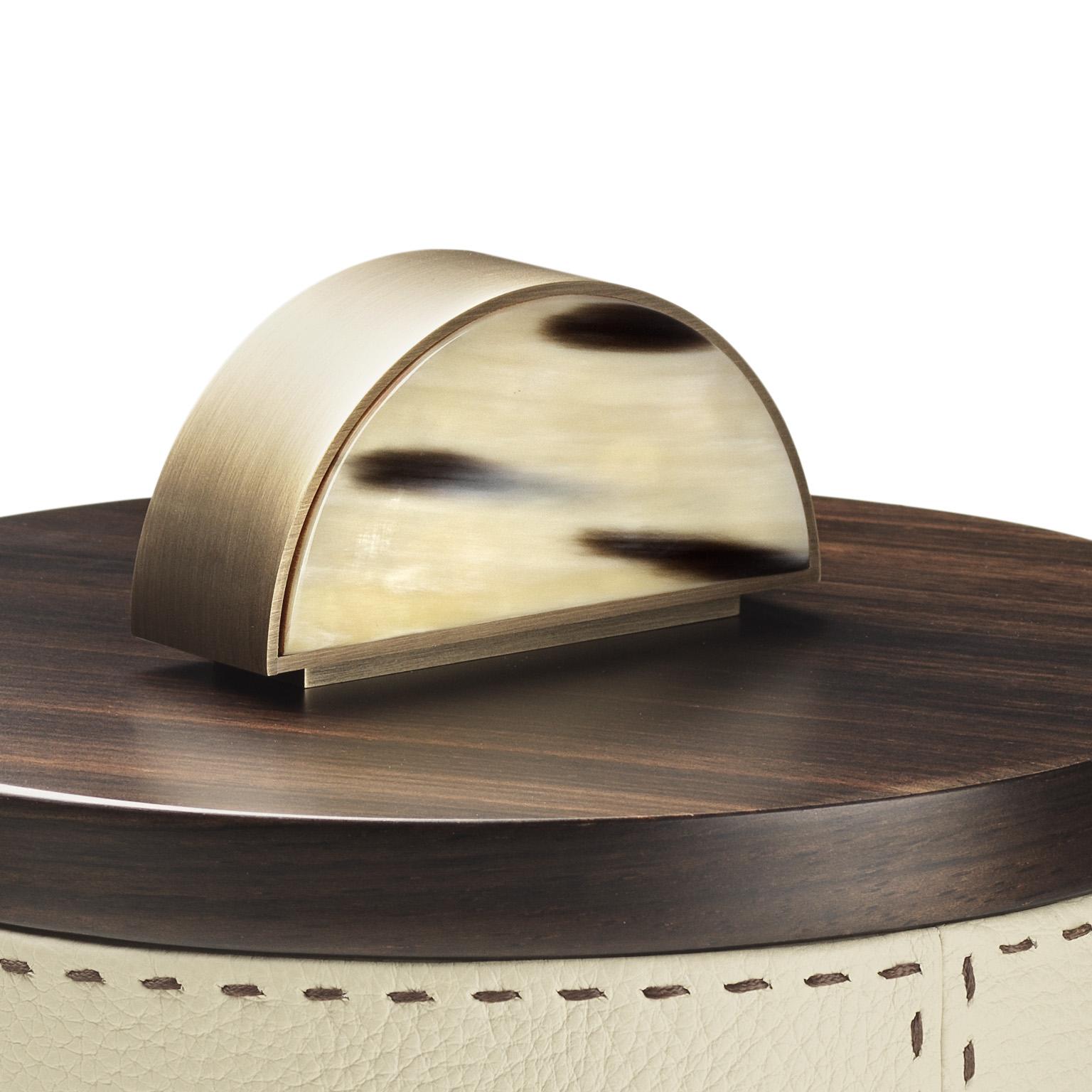 Agneta Round Box in Pebbled Leather with Handle in Corno Italiano, Mod. 4482 In New Condition For Sale In Recanati, Macerata