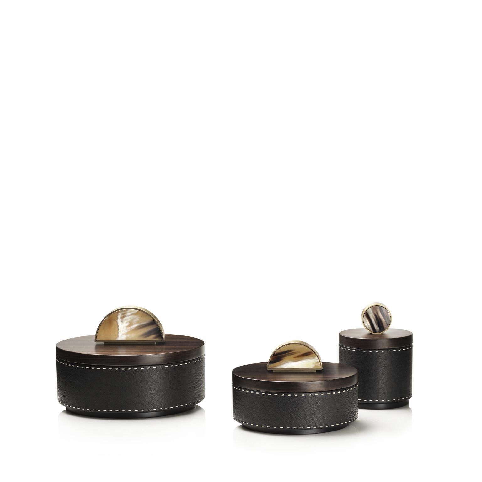 Contemporary Agneta Round Box in Pebbled Leather with Handle in Corno Italiano, Mod. 4482 For Sale
