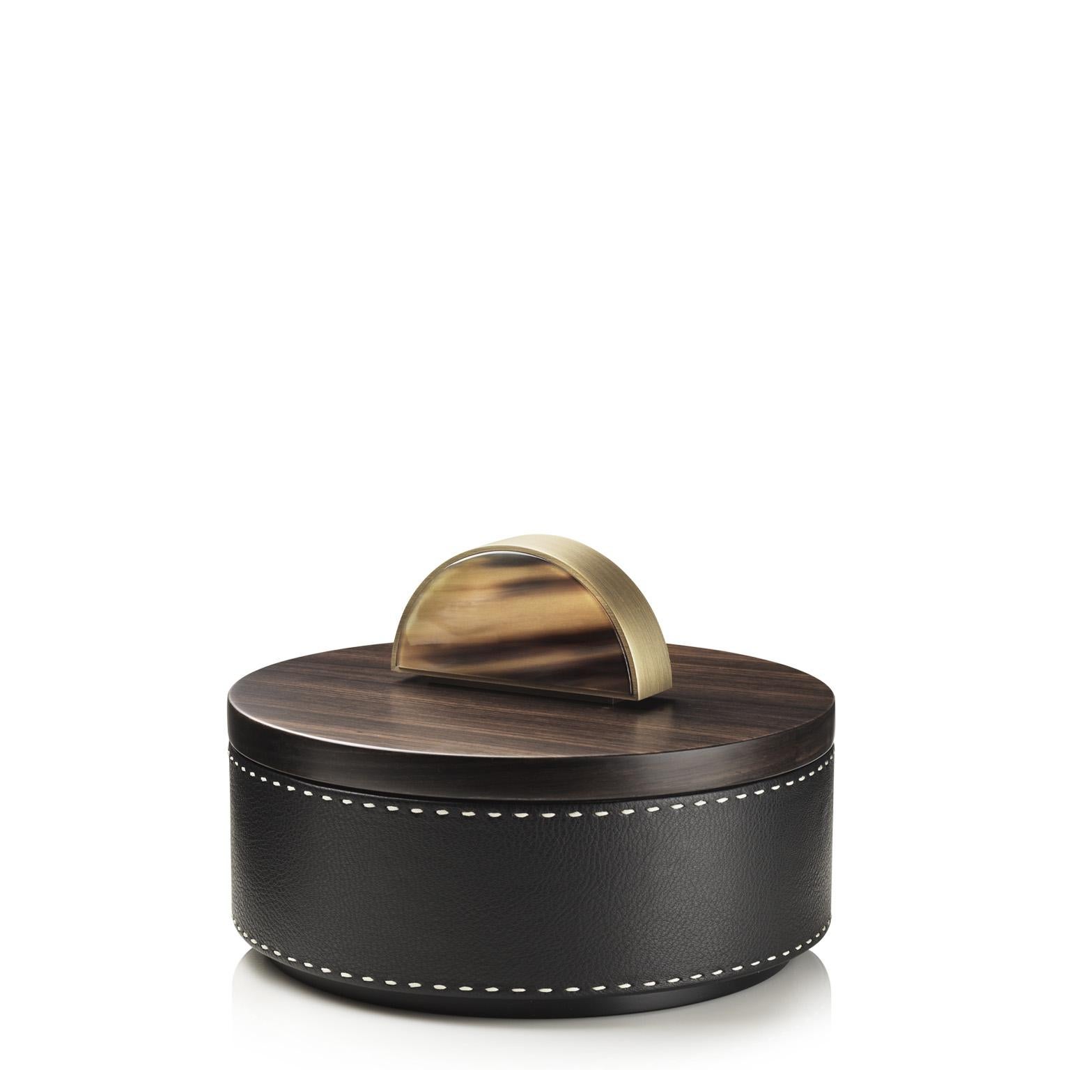 Contemporary Agneta Round Box in Pebbled leather with Handle in Corno Italiano, Mod. 4483 For Sale