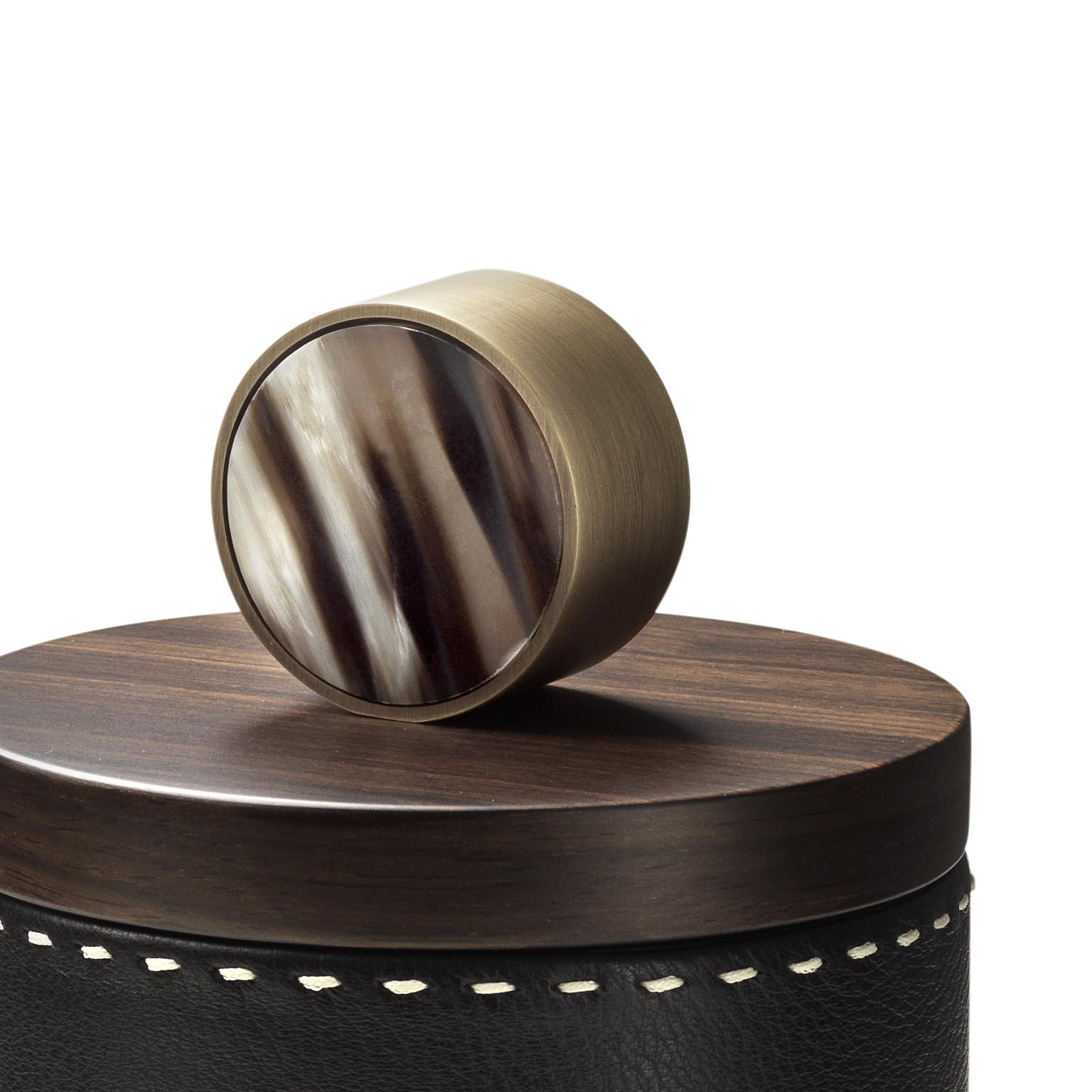 Hand-Crafted Agneta Round Box in Pebbled Leather with Handle in Corno Italiano, Mod. 4485 For Sale