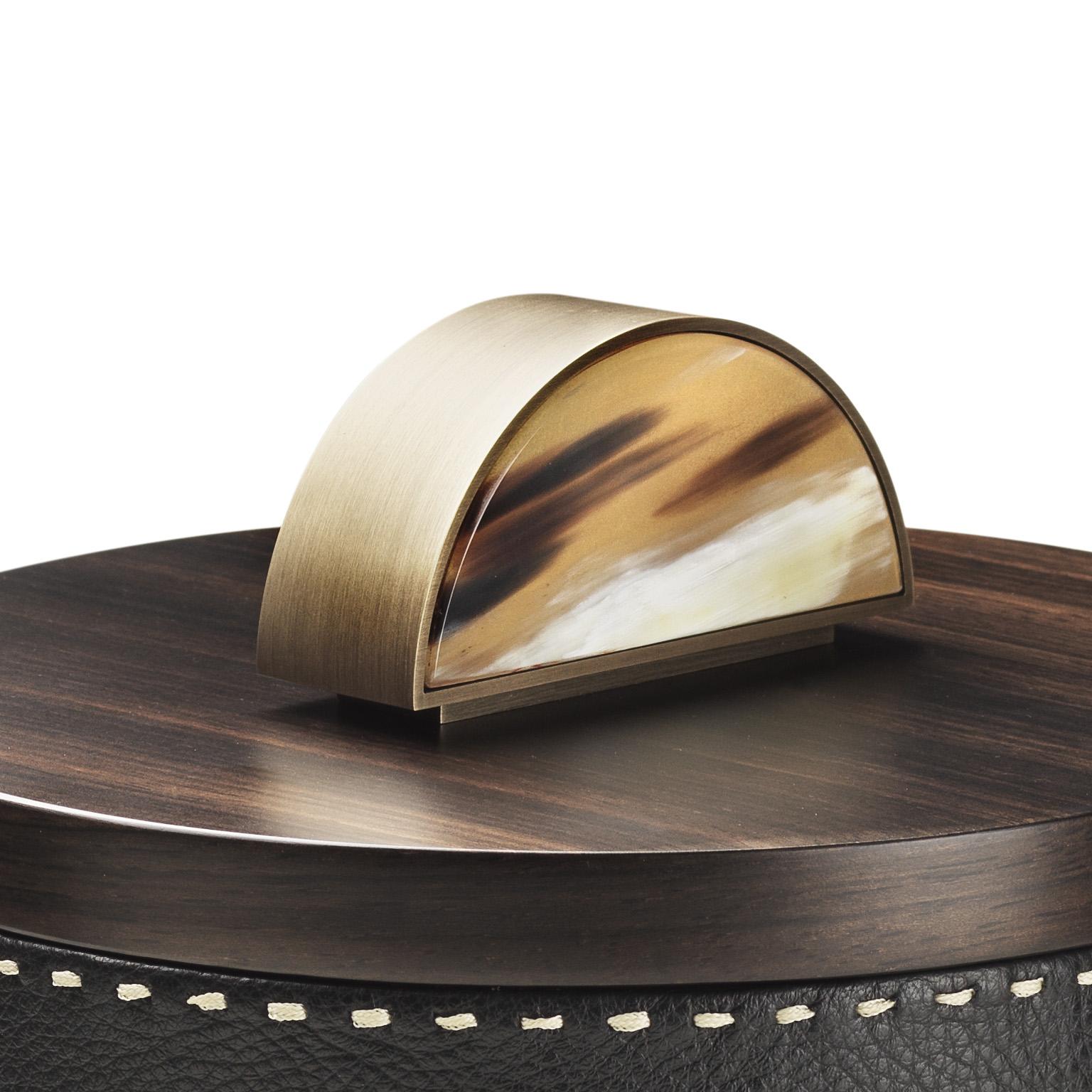 Hand-Crafted Agneta Round Box in Pebbled Leather with Handle in Corno Italiano, Mod. 4487 For Sale