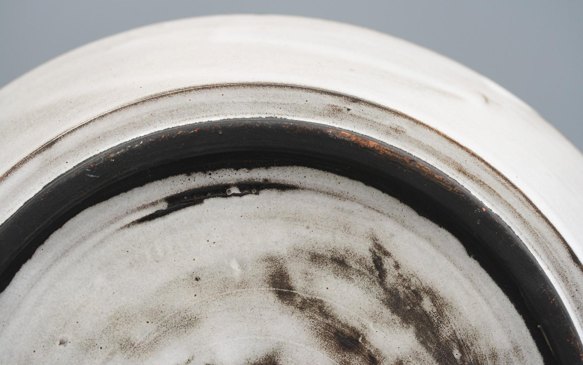 Mid-Century Modern Grand plat peu profond Agnete Hoy en poterie de studio émaillée grise et noire à glissière  en vente